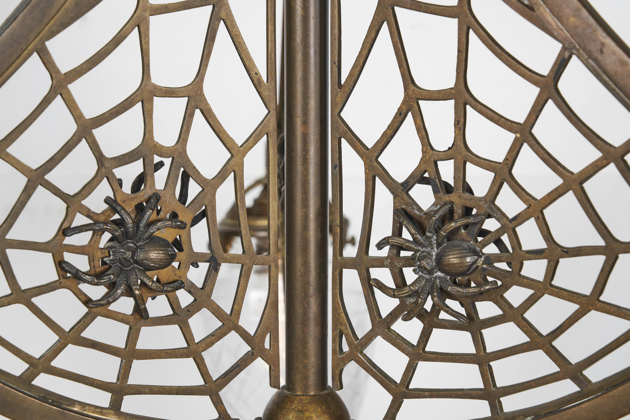 Jugendstil-Deckenlampe aus Messing mit Glasschirmen und Spinnennetzen, Europa um 1900 im Angebot 4