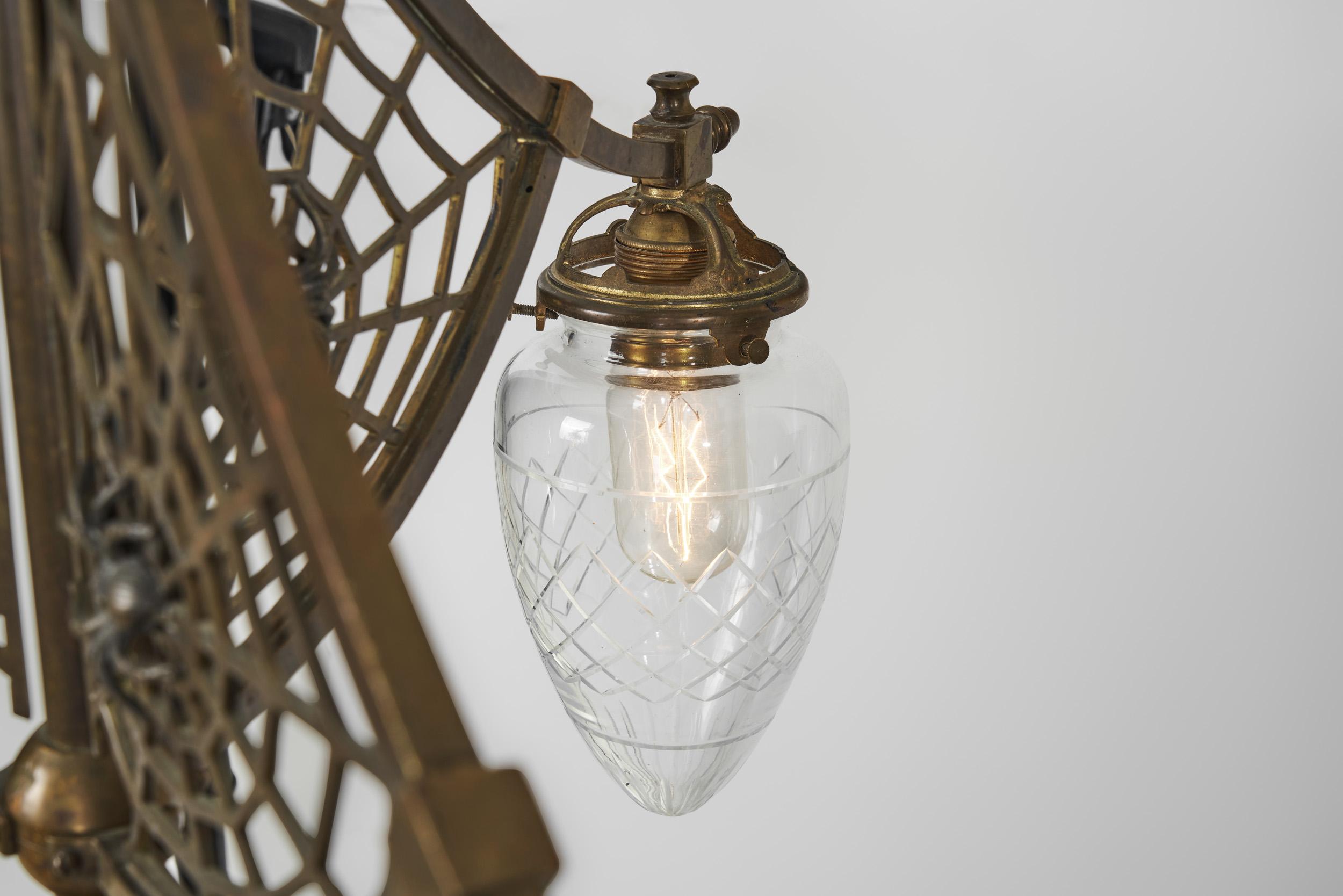 Jugendstil-Deckenlampe aus Messing mit Glasschirmen und Spinnennetzen, Europa um 1900 im Angebot 7