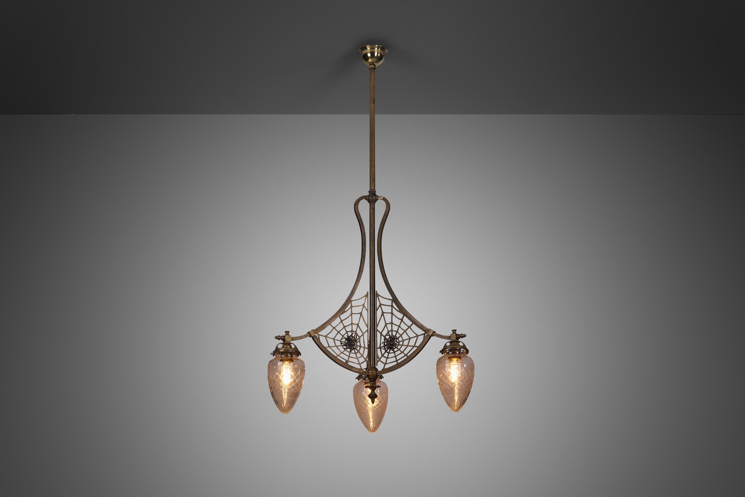 Lampada da soffitto in ottone Art Nouveau con paralumi in vetro e reti di ragno, Europa del 1900 In condizioni buone in vendita a Utrecht, NL