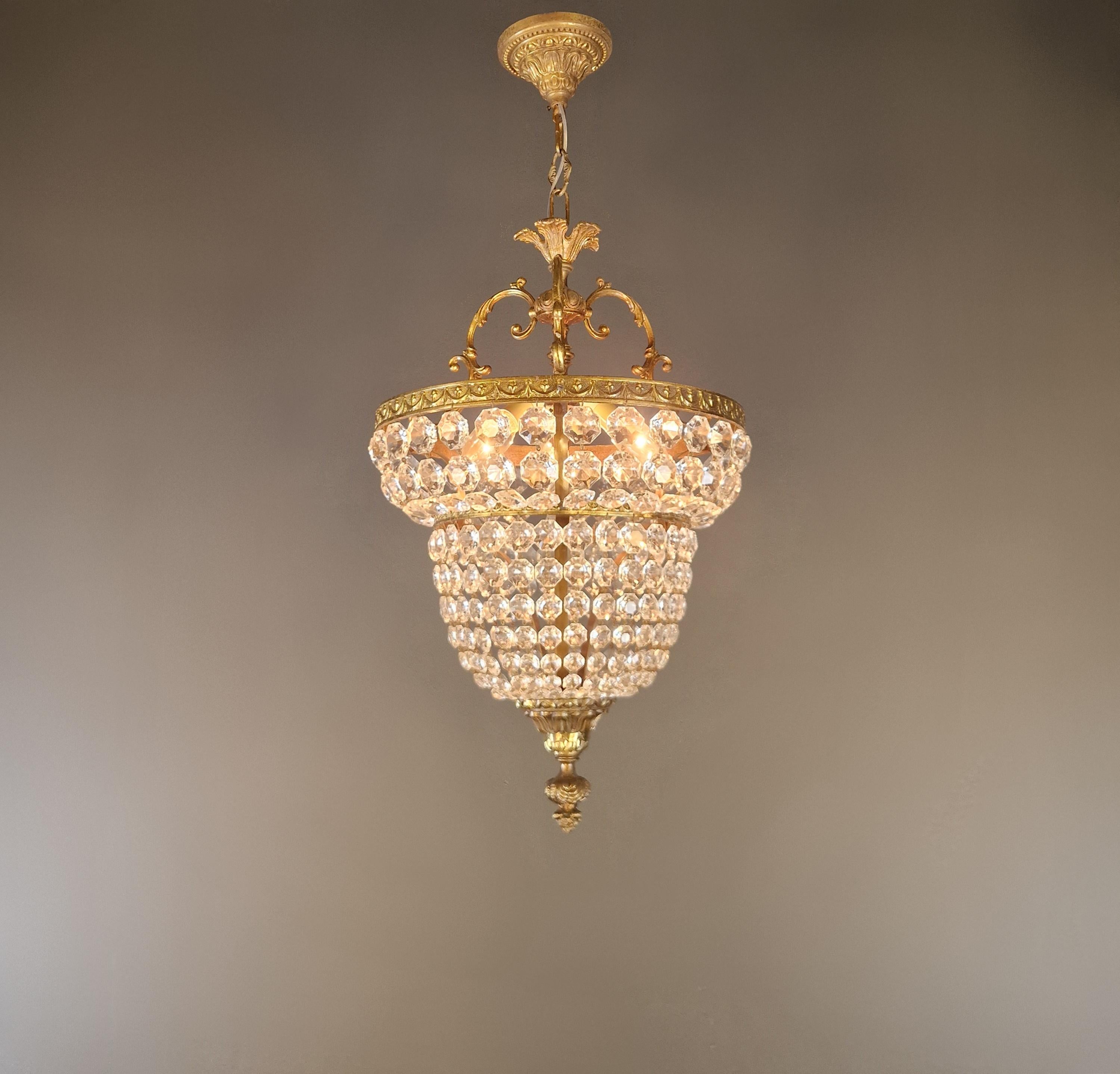 Nous vous présentons un exquis lustre en laiton Arte Antiques - une véritable rareté et un joyau antique. Ce lustre vintage a été restauré avec amour et expertise à Berlin et son câblage électrique a été adapté pour un fonctionnement harmonieux aux