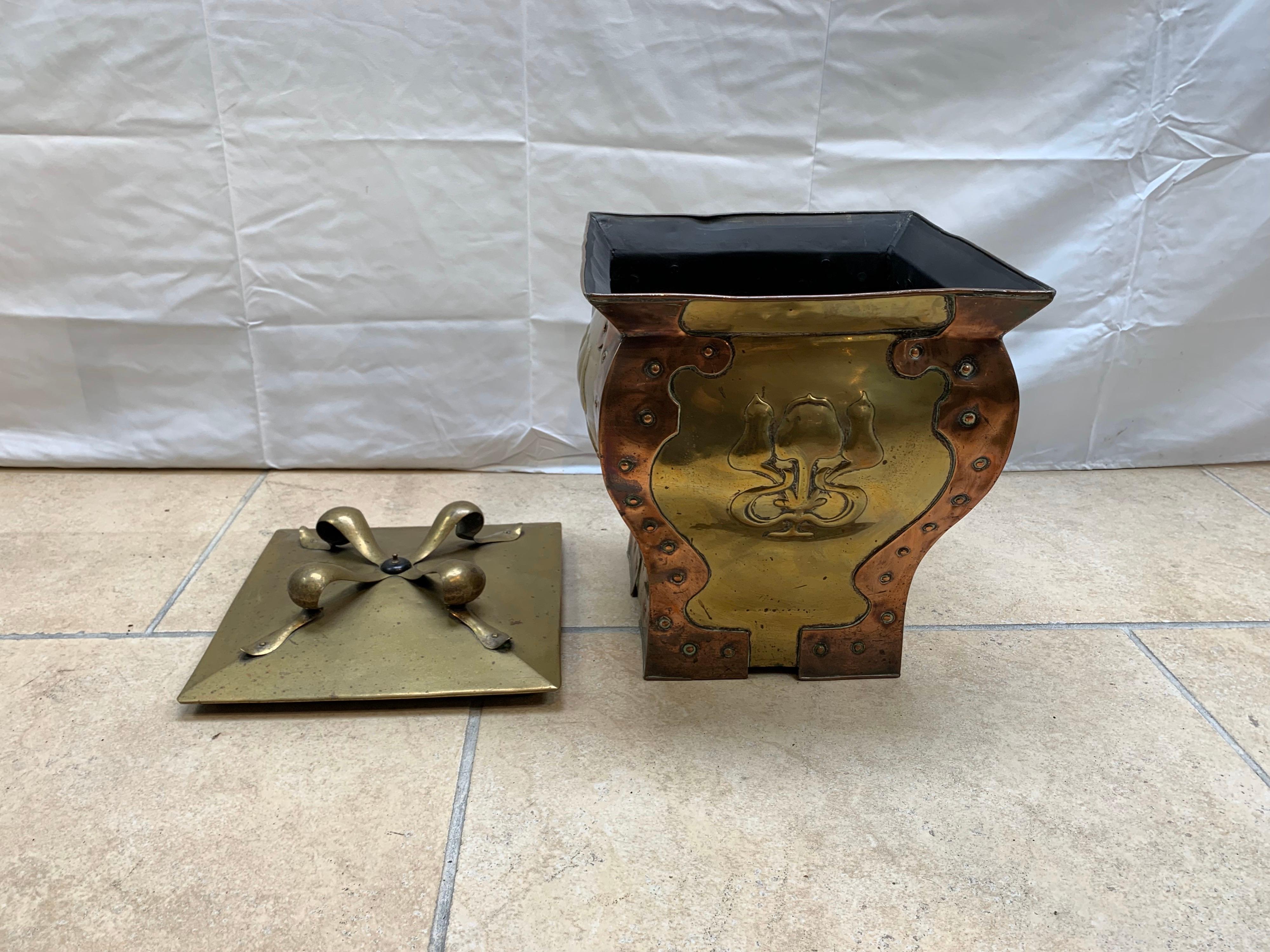 Art Nouveau Brass and Copper Coal Bucket For Sale 8