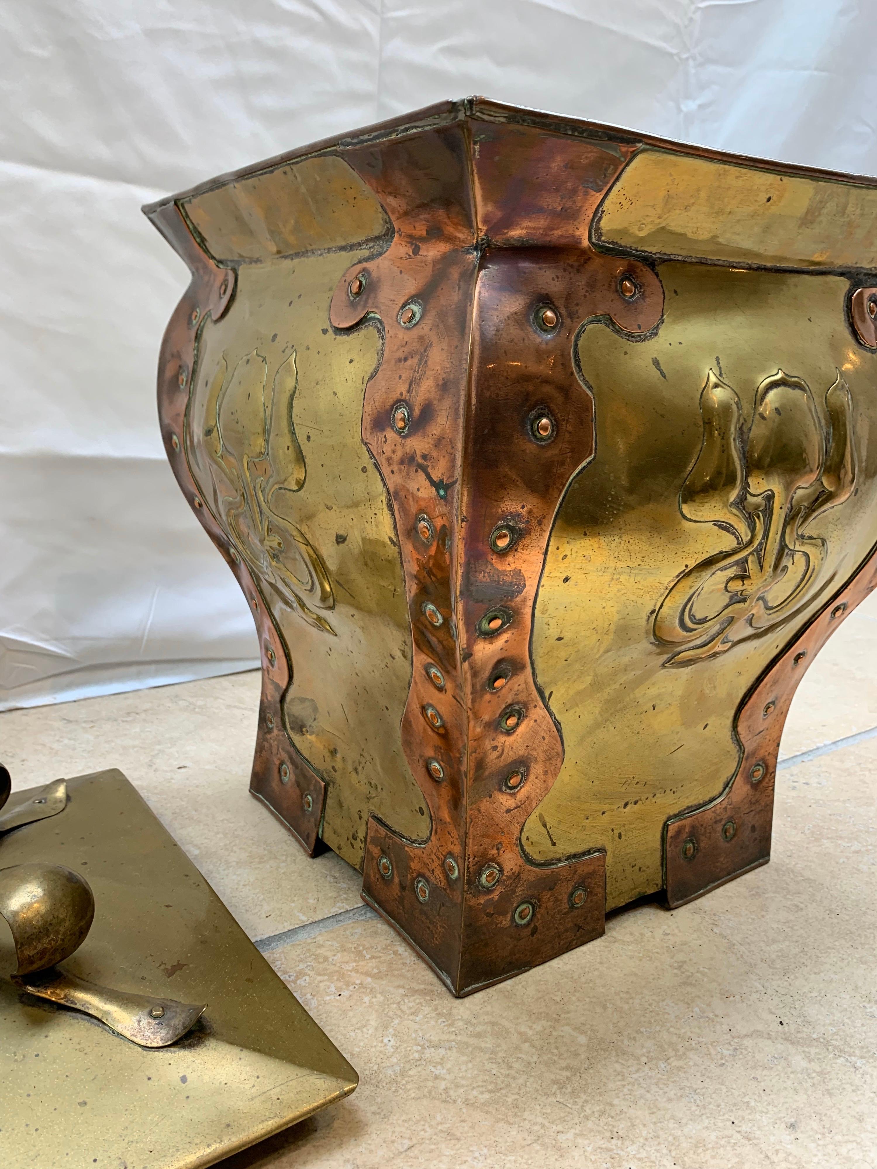 Art Nouveau Brass and Copper Coal Bucket For Sale 9