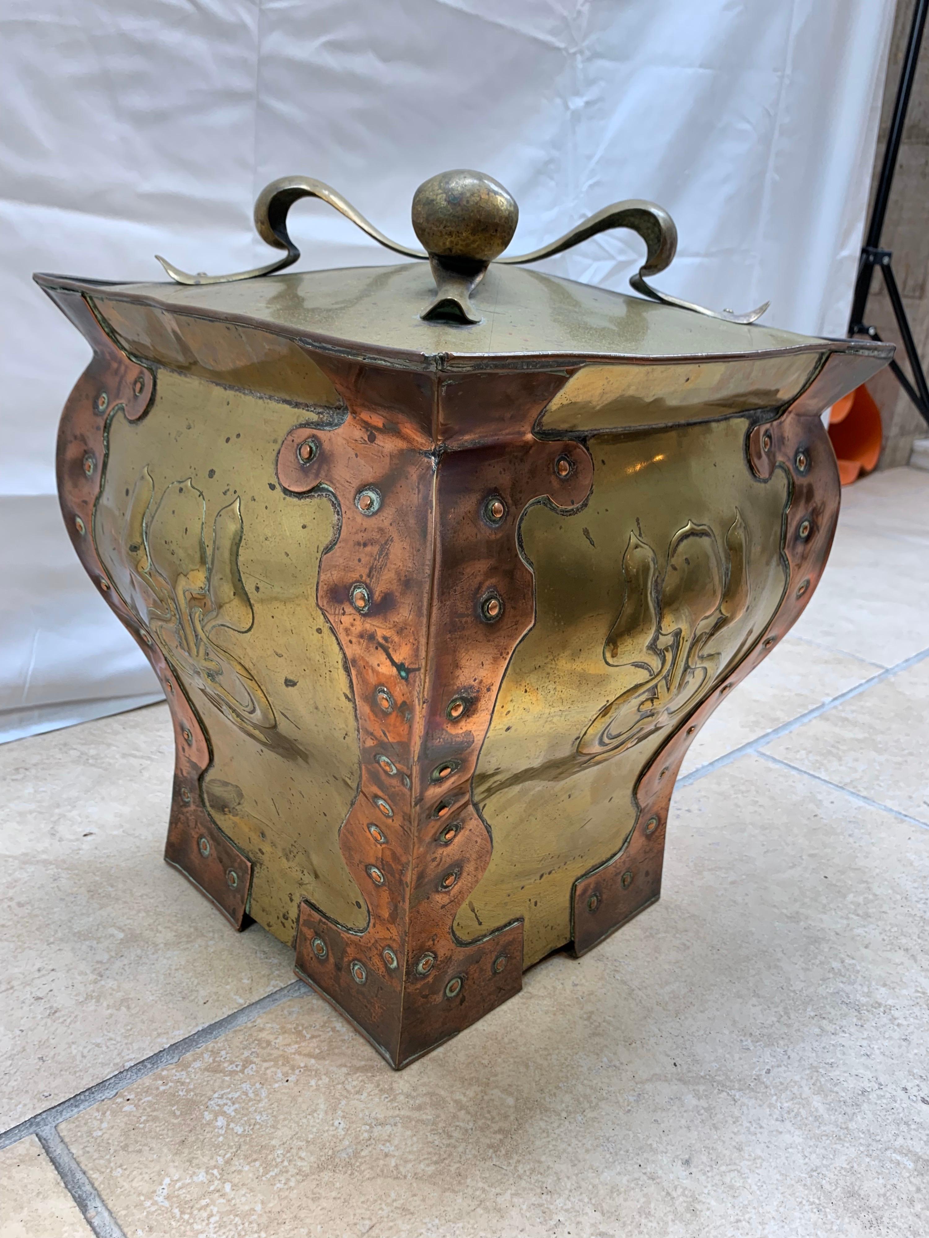 Art Nouveau Brass and Copper Coal Bucket For Sale 10