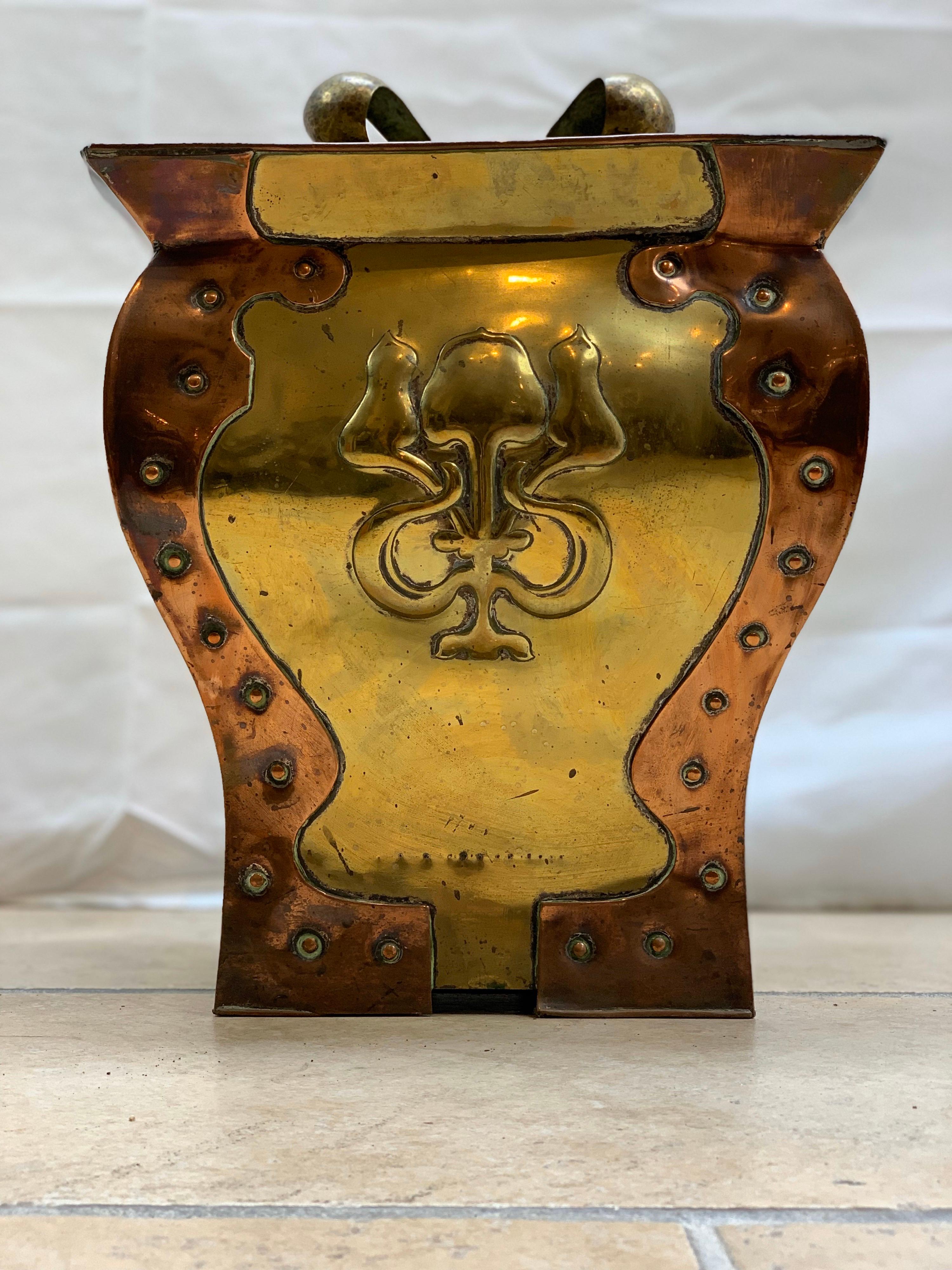 Art Nouveau Brass and Copper Coal Bucket In Good Condition For Sale In London, GB