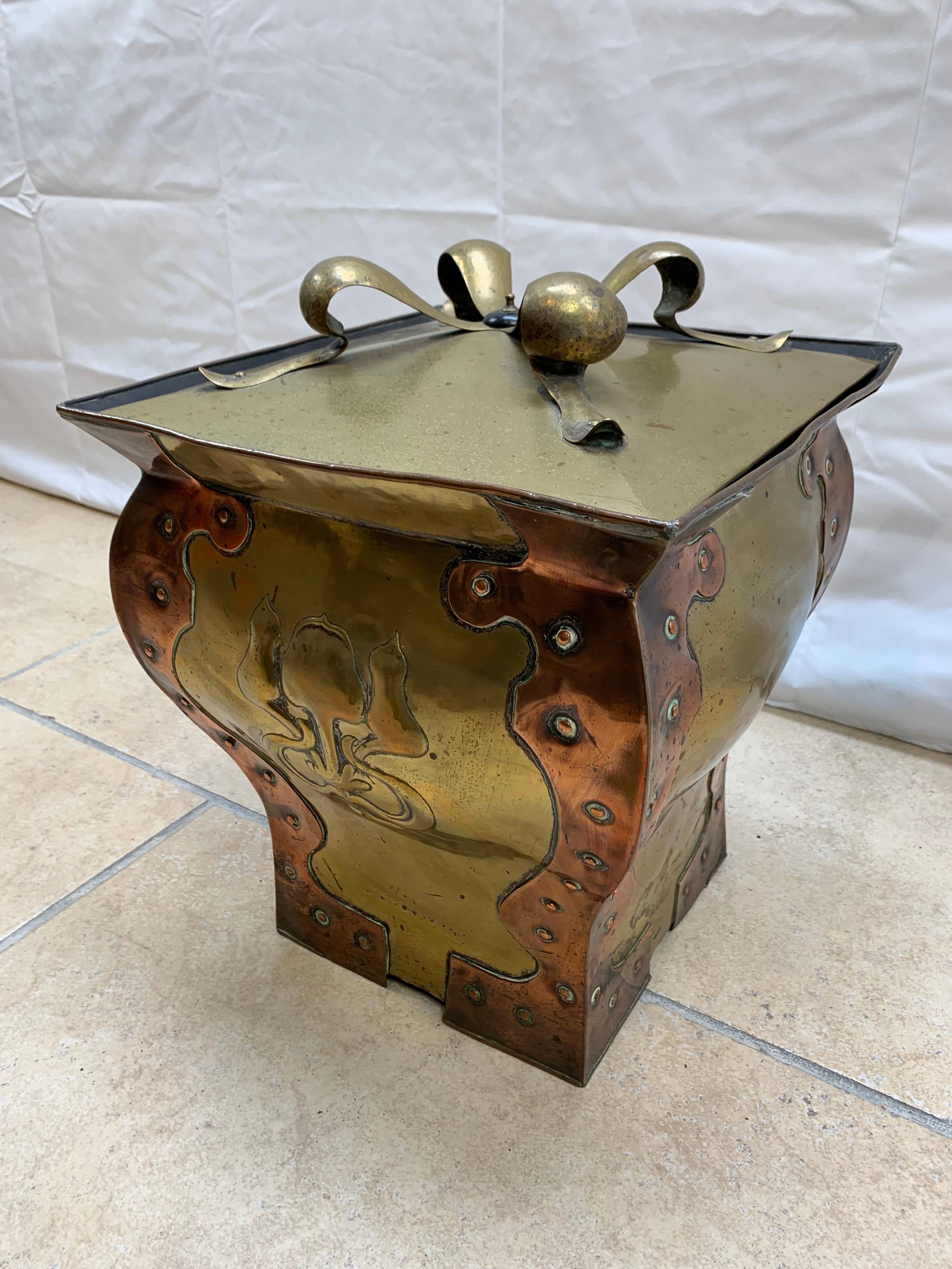 Art Nouveau Brass and Copper Coal Bucket For Sale 4