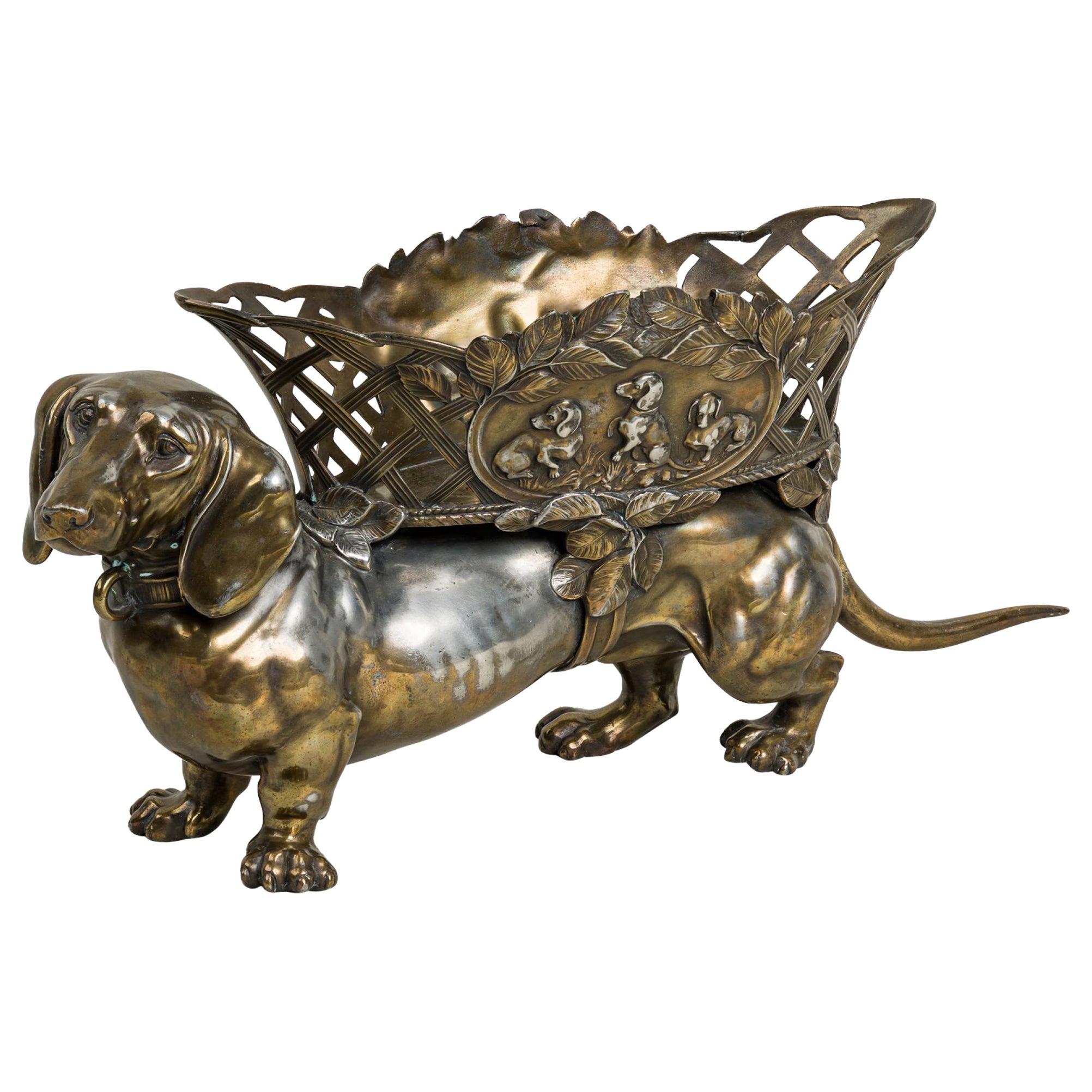 Jugendstil Messing Dackel Hund Figur trägt einen Korb im Angebot