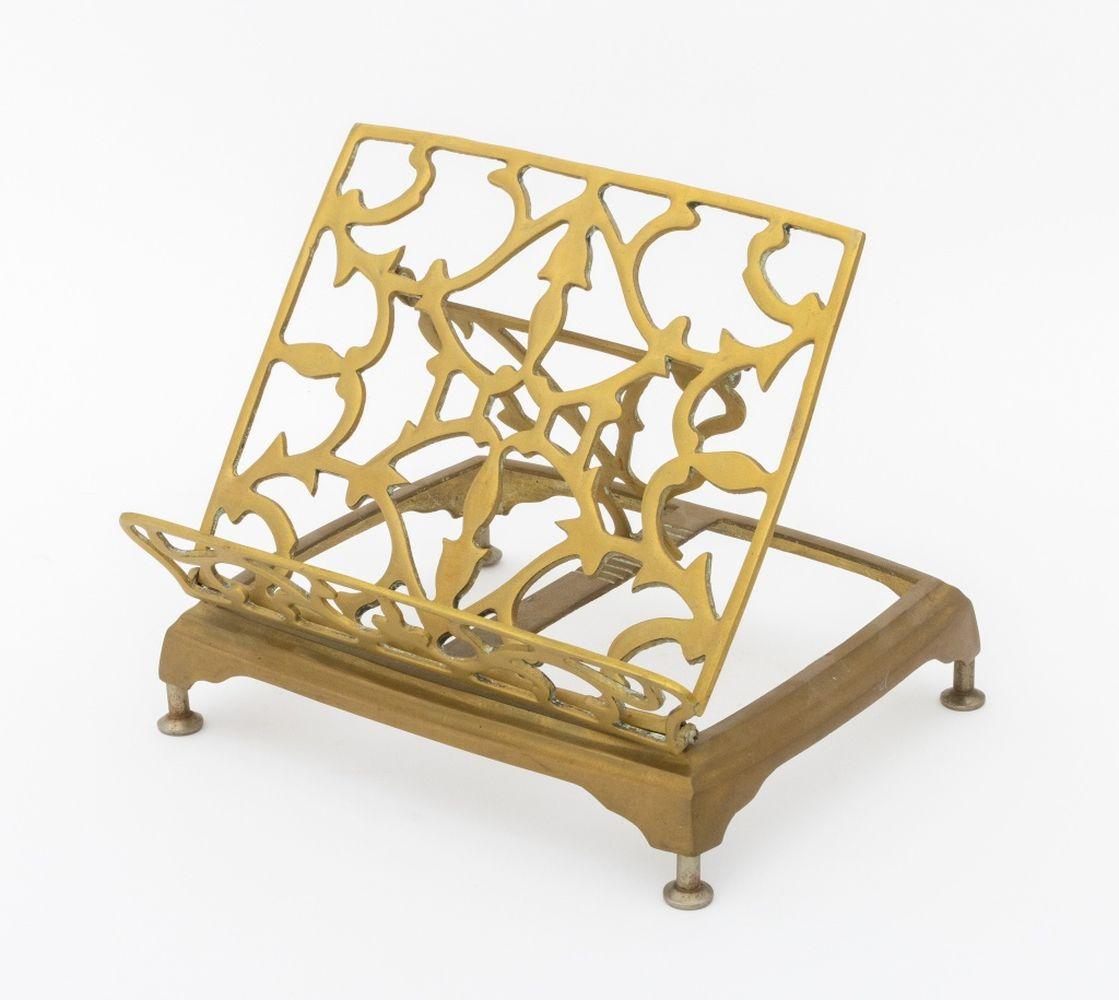 Collection'S di tre accessori da scrivania in ottone Art Nouveau, comprendenti: lente d'ingrandimento articolata da tavolo, leggio regolabile da tavolo traforato su quattro gambe a staffa con piedini a grappolo e calamaio a due manici con due