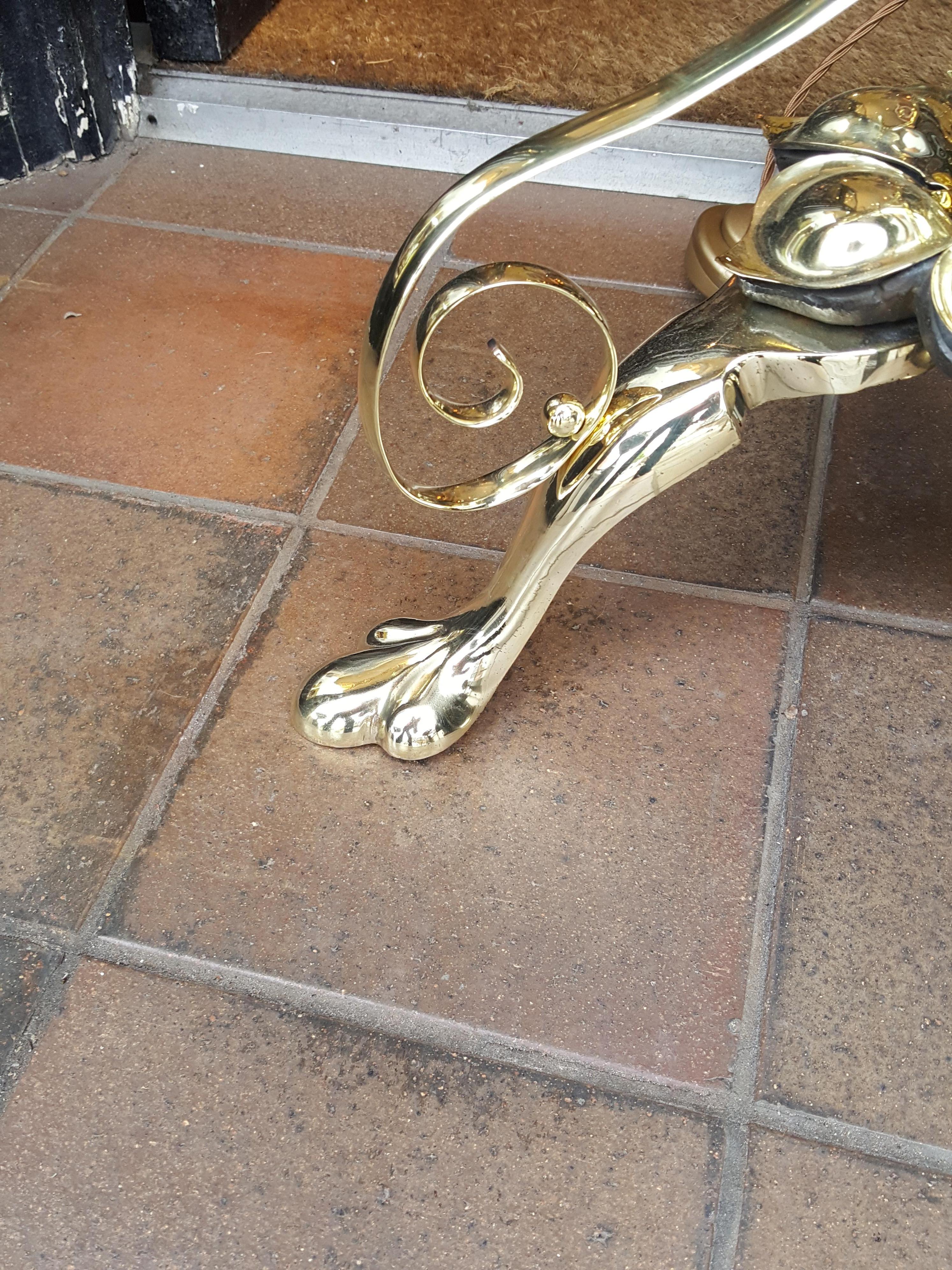 Art Nouveau brass extending standard oil lamp with flower petal decoration, scroll tripod legs leading to paw feet, 18