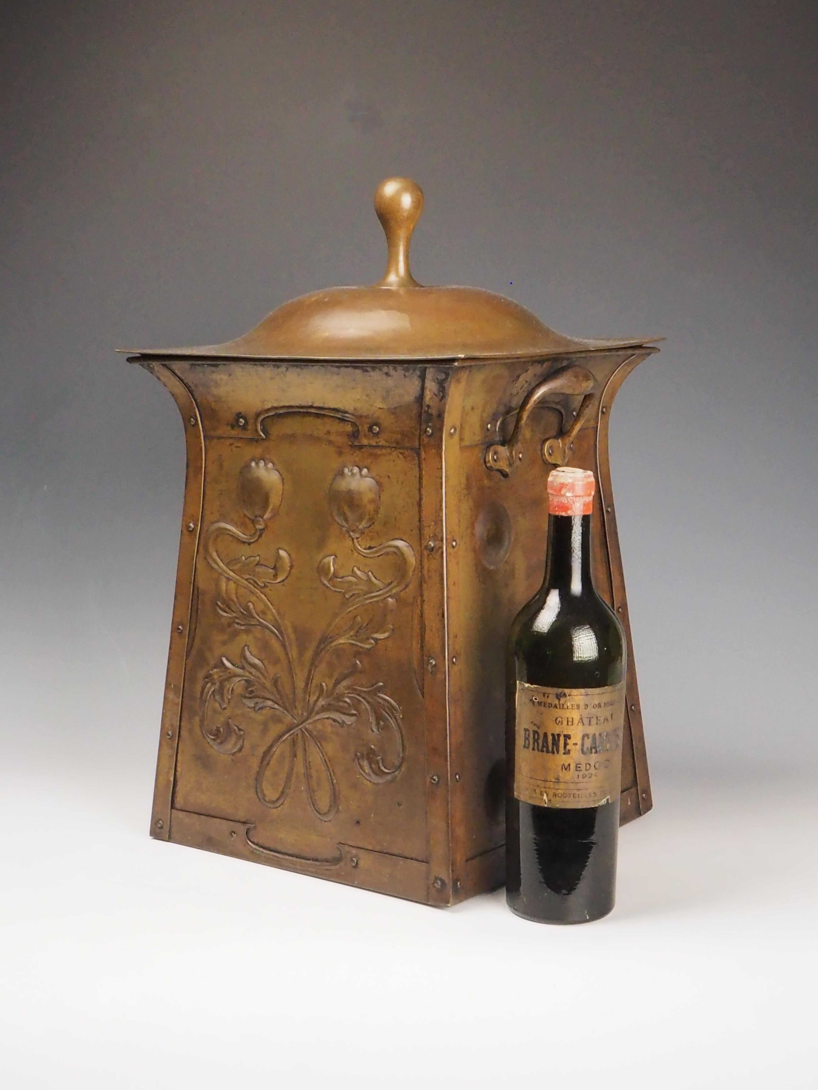 Art Nouveau Brass Fireside Coal Scuttle, Late 19th Century In Good Condition For Sale In Lincoln, GB