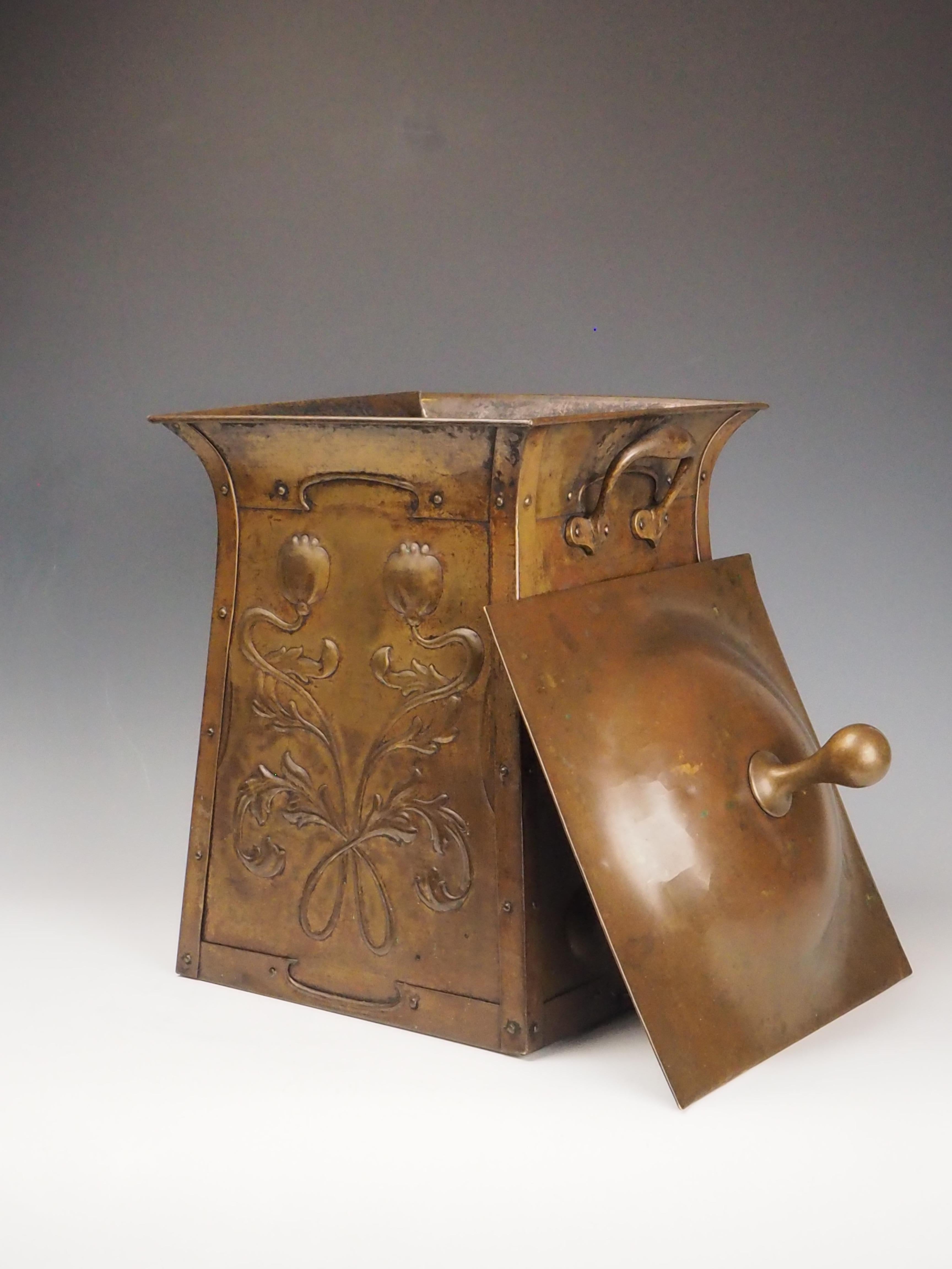 Art Nouveau Brass Fireside Coal Scuttle, Late 19th Century For Sale 1