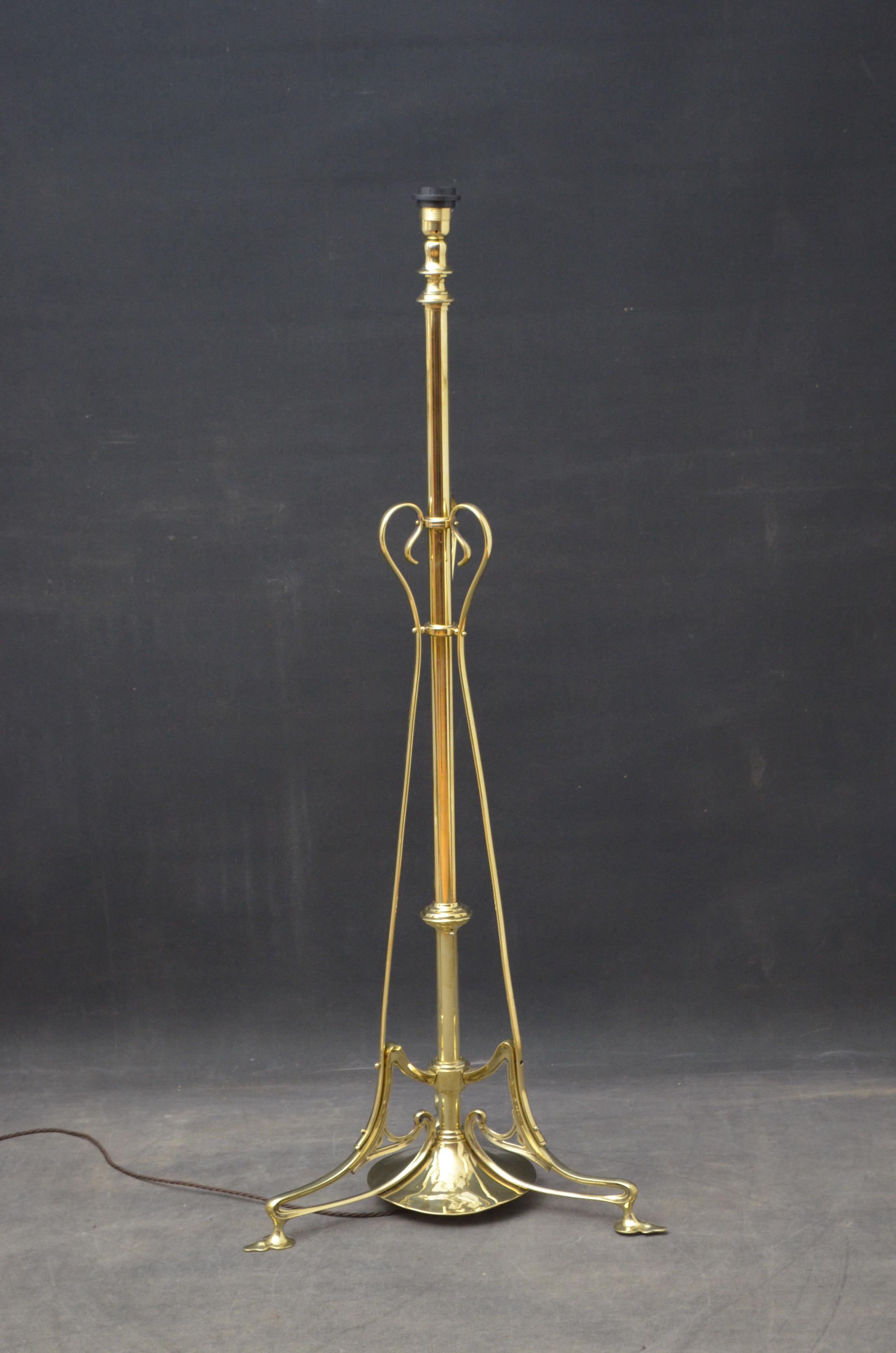 Sn4800 elegant Art Nouveau brass standard, telescopic lamp with 3 shaped uprights, circular base and pad feet. This lamp has been rewired and is ready to use at home. Lampshade not included, circa 1900
Measures: H 49-74