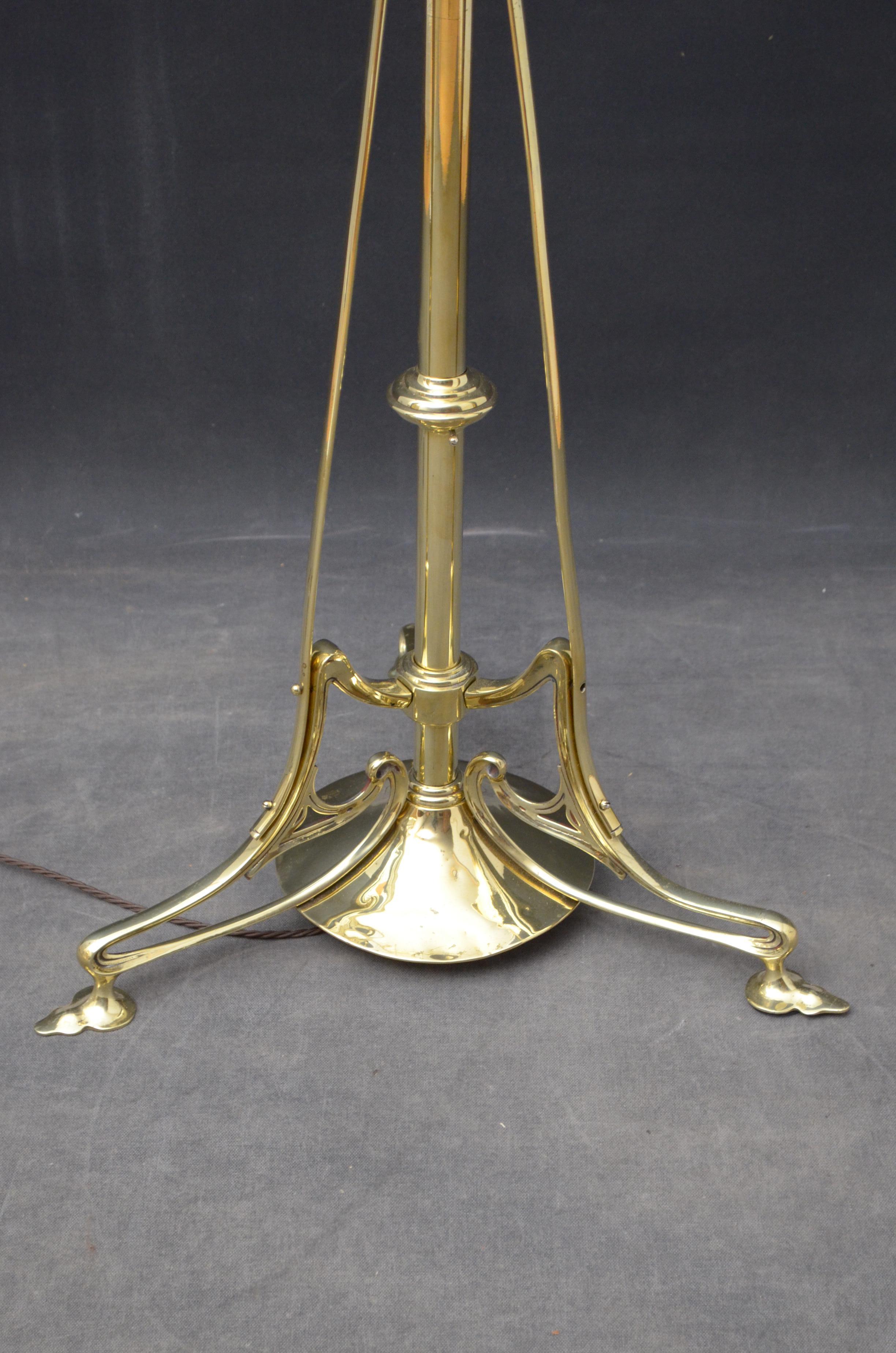 Art nouveau Lampadaire en laiton Art Nouveau en vente