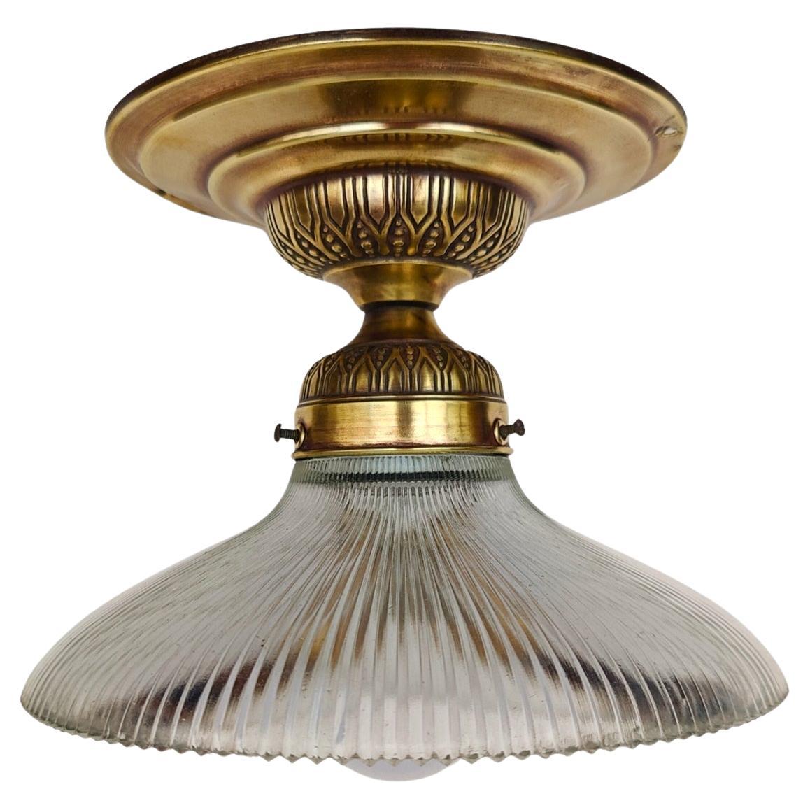 Empotrable de latón Art Nouveau con pantalla de cristal estriado