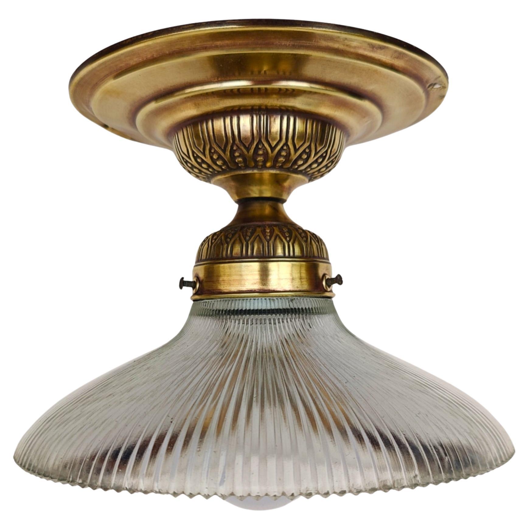 Art Nouveau Messing Flush Mount mit geripptem Glasschirm