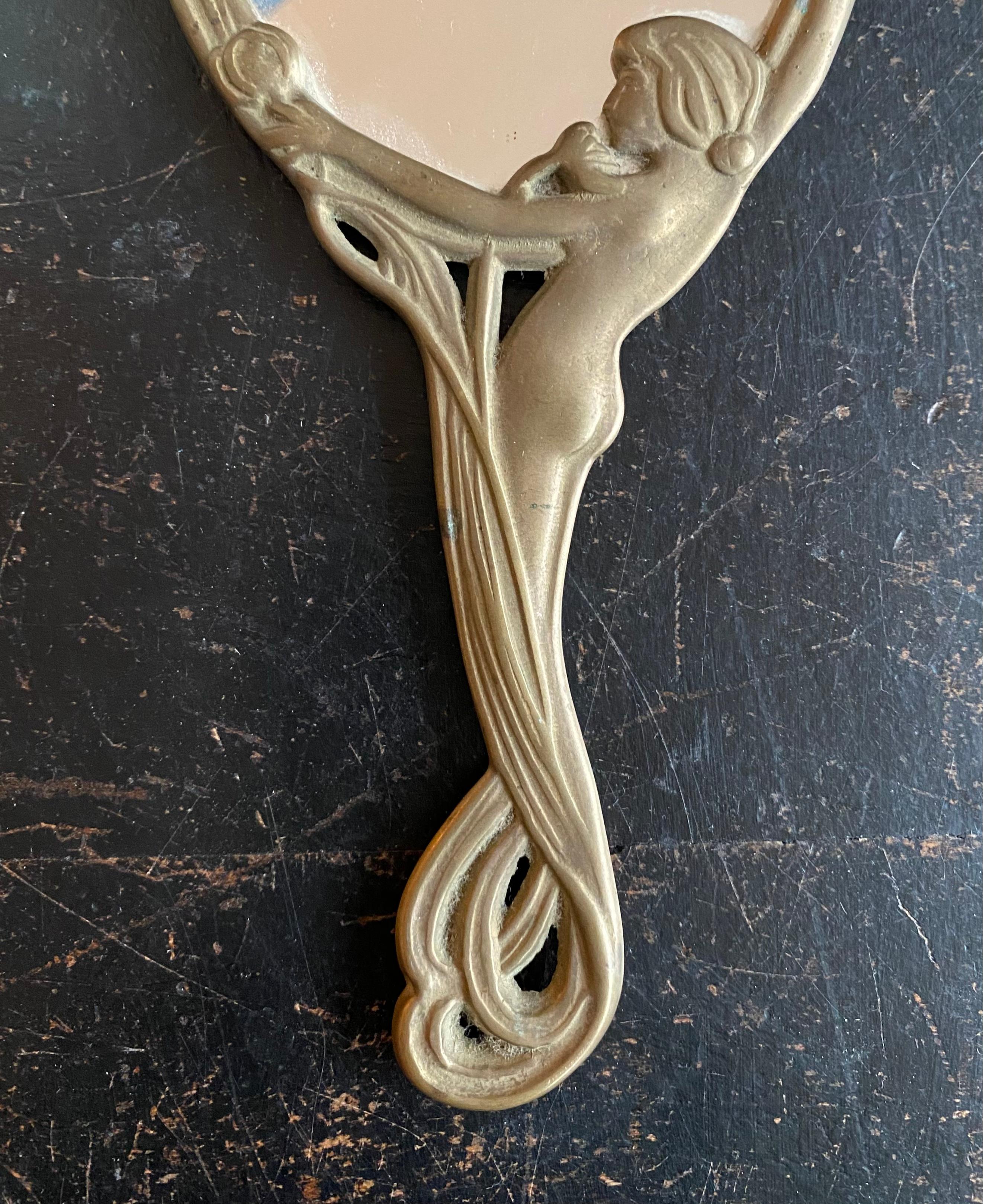 Français Miroir à main en laiton Art Nouveau en vente