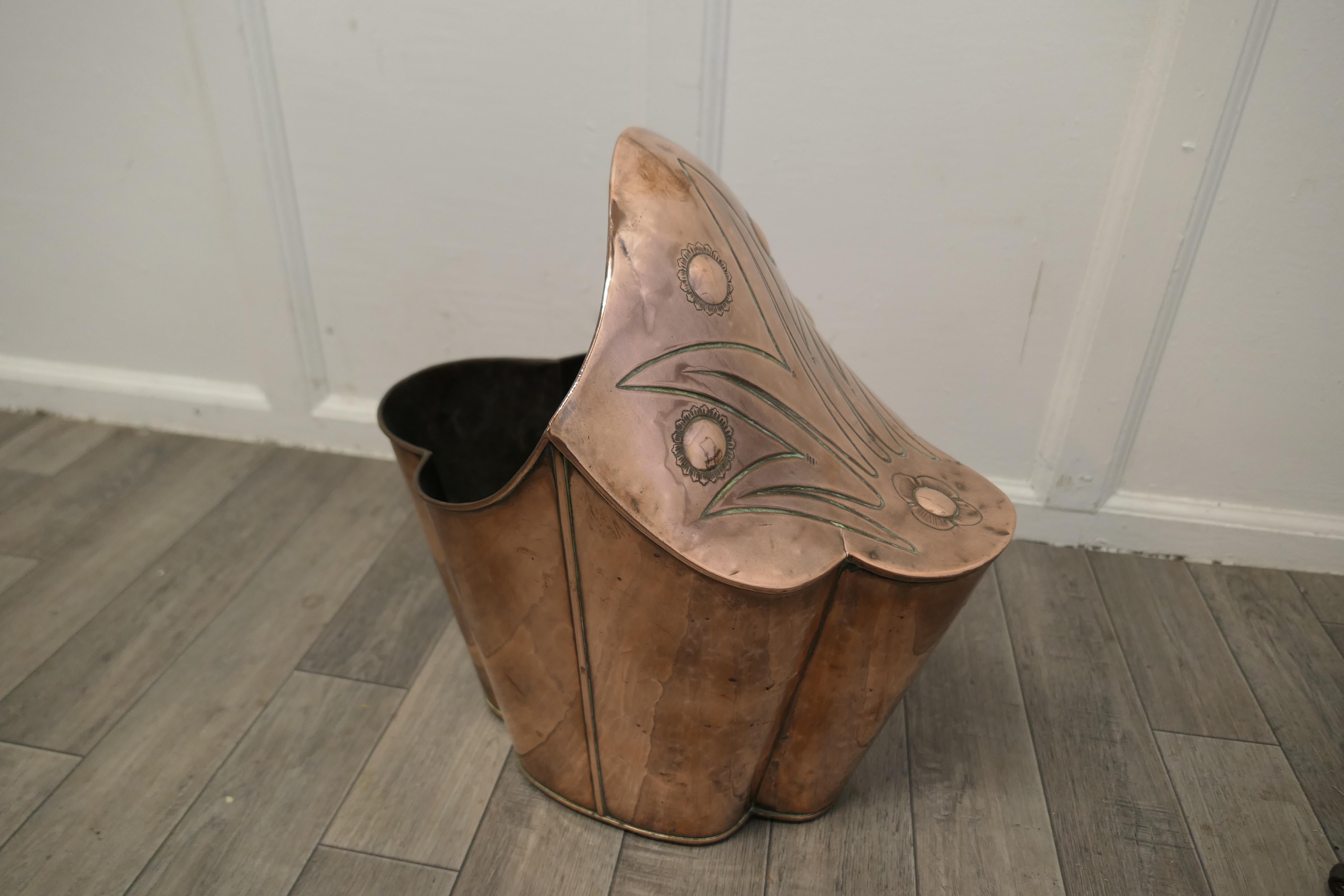 Casque de charbonnier en laiton Art Nouveau en vente 6