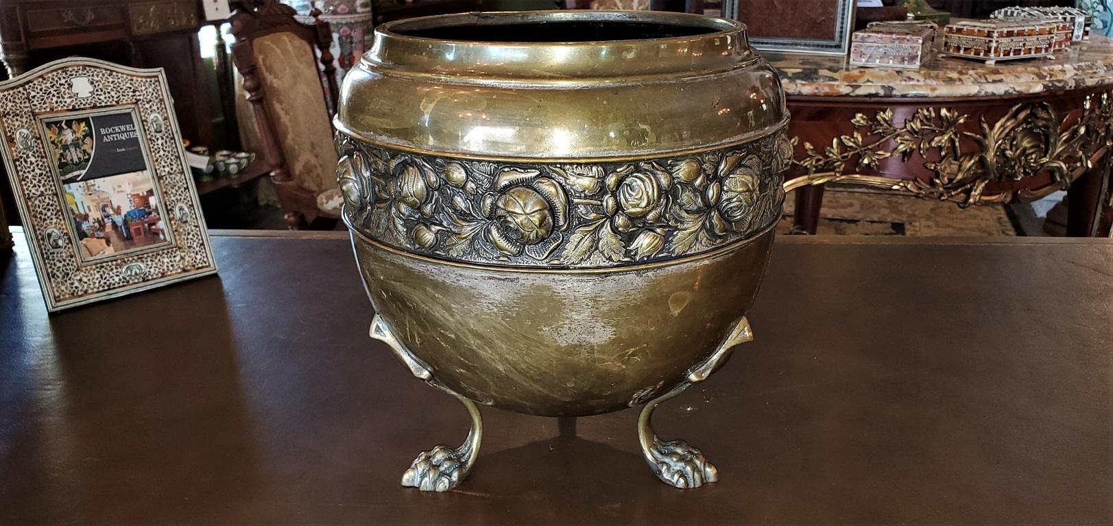 Art Nouveau Brass Jardinière with Paw Feet by Beldray In Fair Condition In Dallas, TX