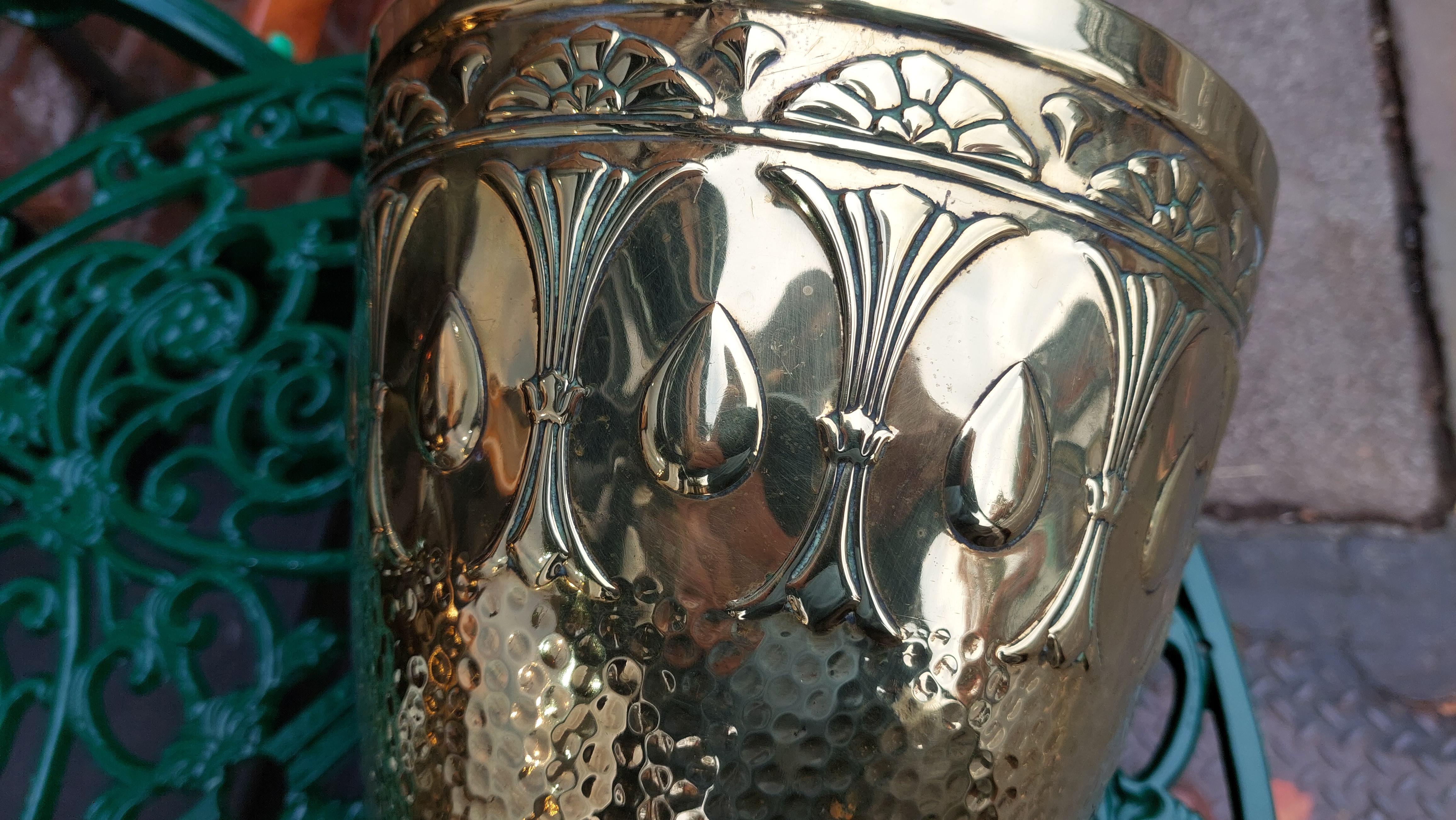 Jugendstil-Pflanzgefäß aus Messing von J Sankey and Sons im Angebot 1