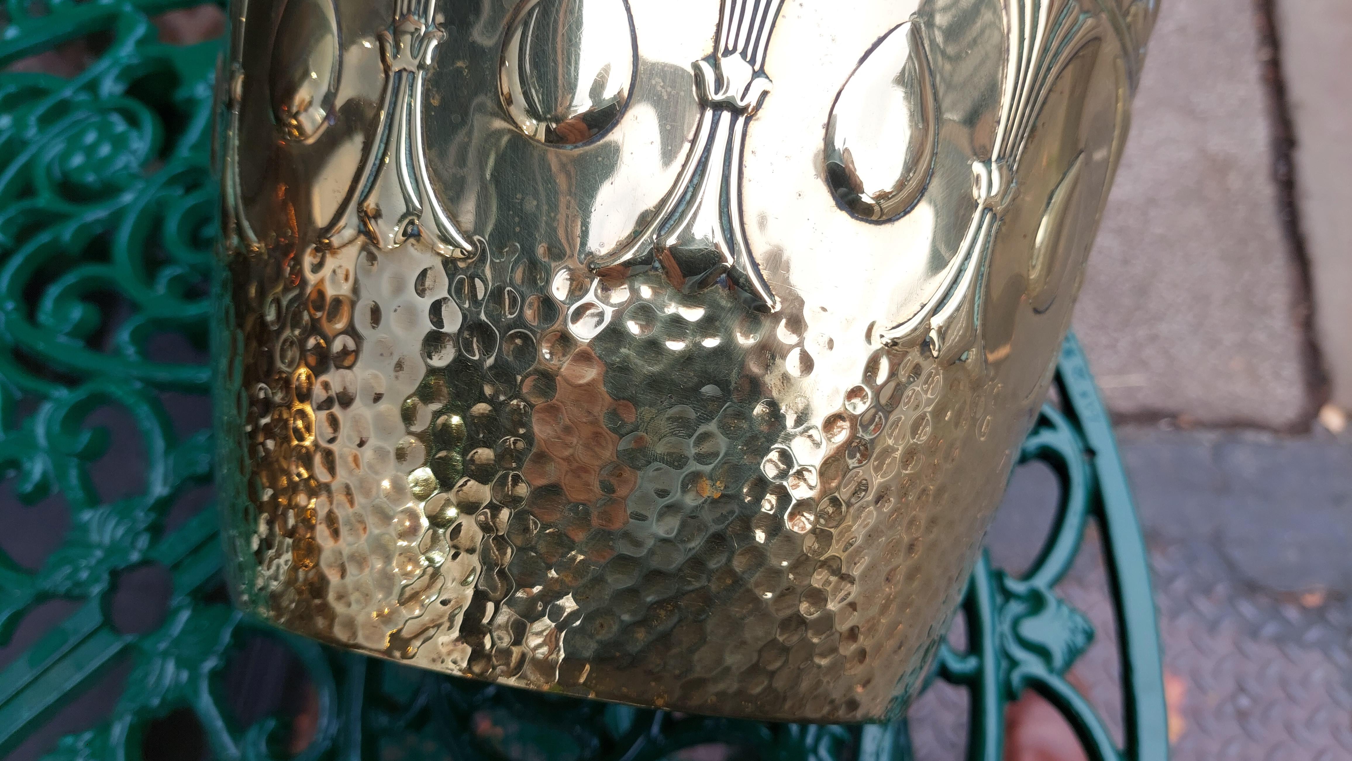 Jugendstil-Pflanzgefäß aus Messing von J Sankey and Sons im Angebot 2