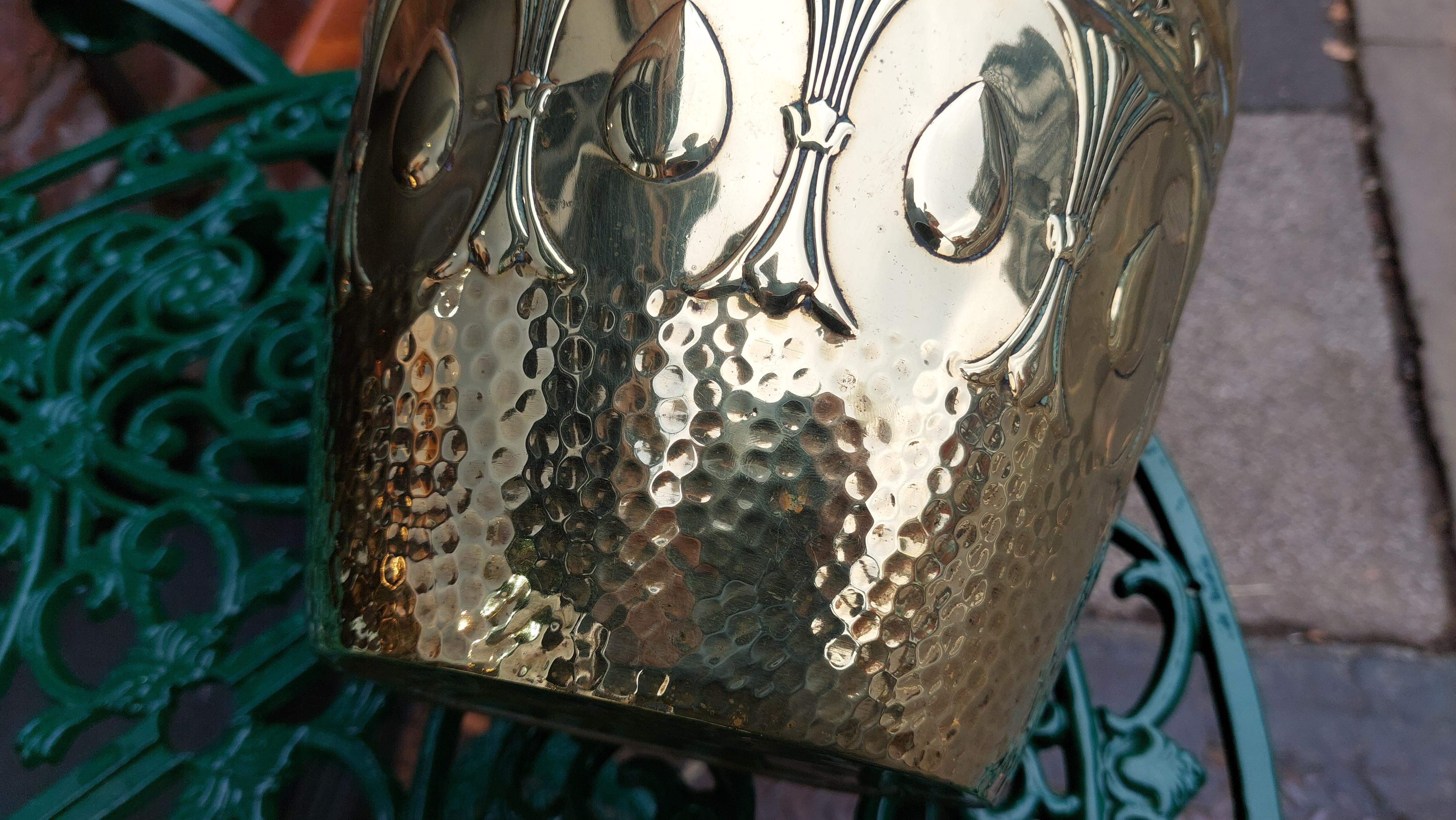 Jugendstil-Pflanzgefäß aus Messing von J Sankey and Sons im Angebot 3