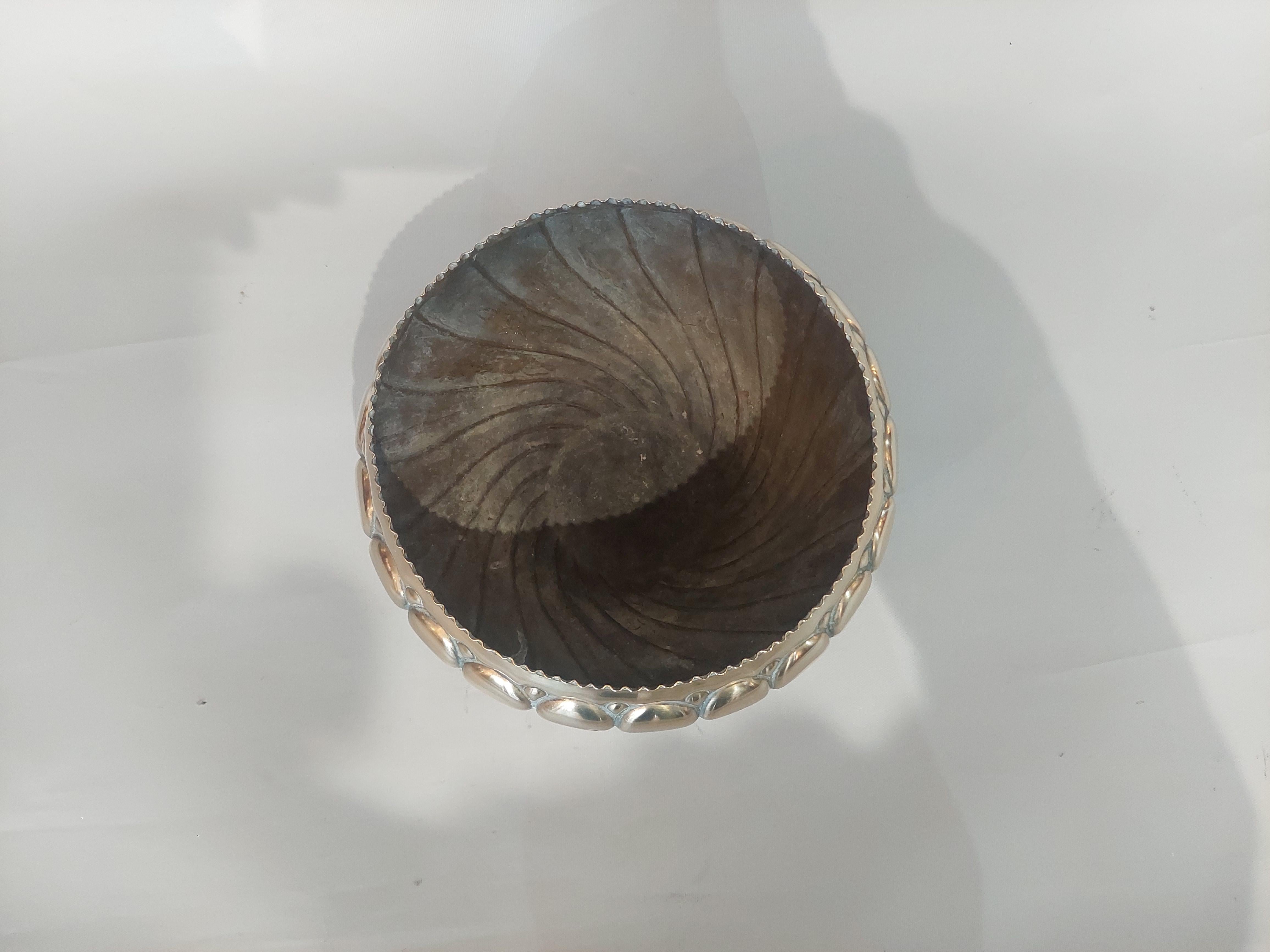 Art nouveau Jardinière Art Nouveau en laiton de forme stylisée en vente