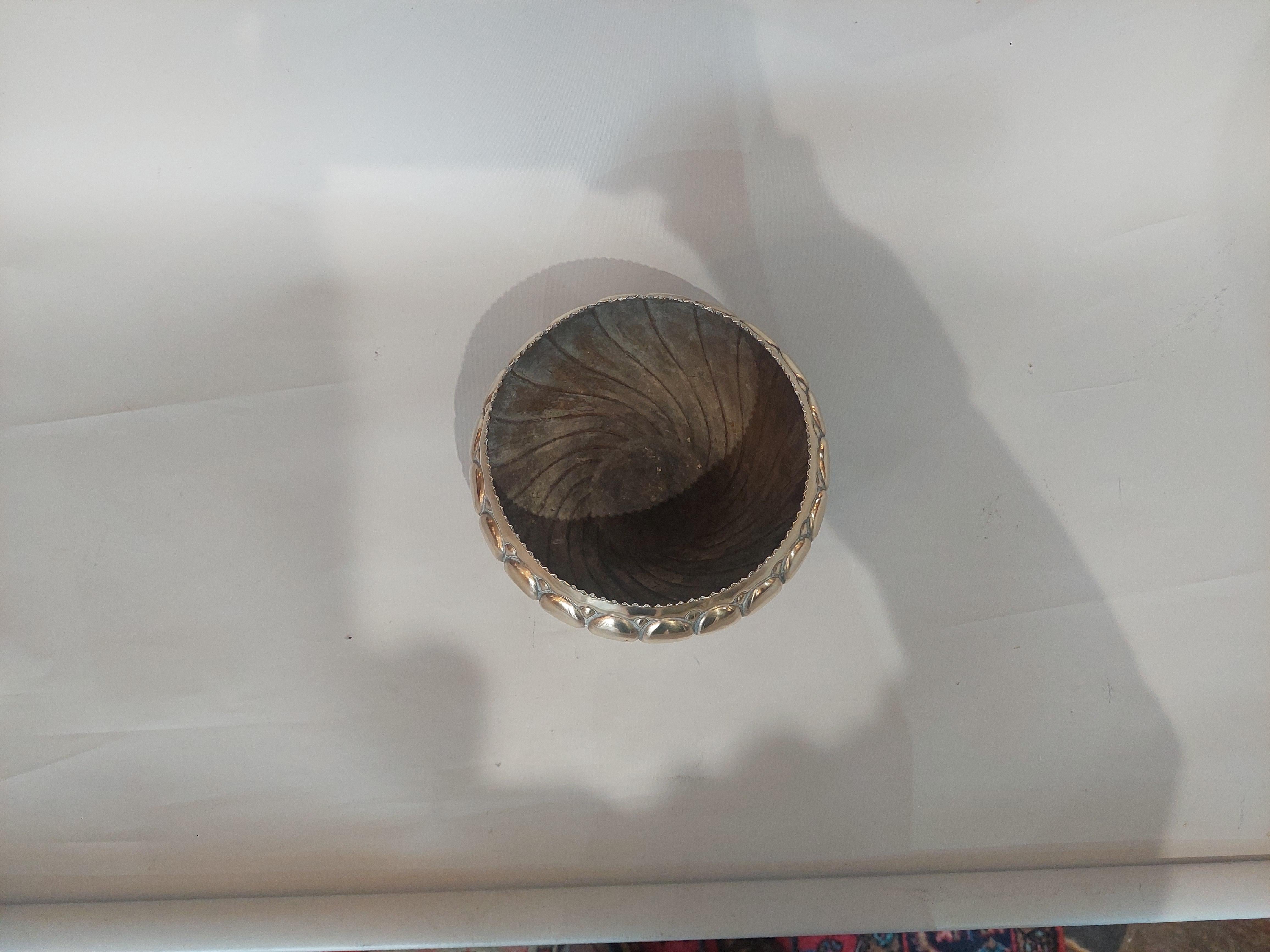 Jardinière Art Nouveau en laiton de forme stylisée Bon état - En vente à Altrincham, GB