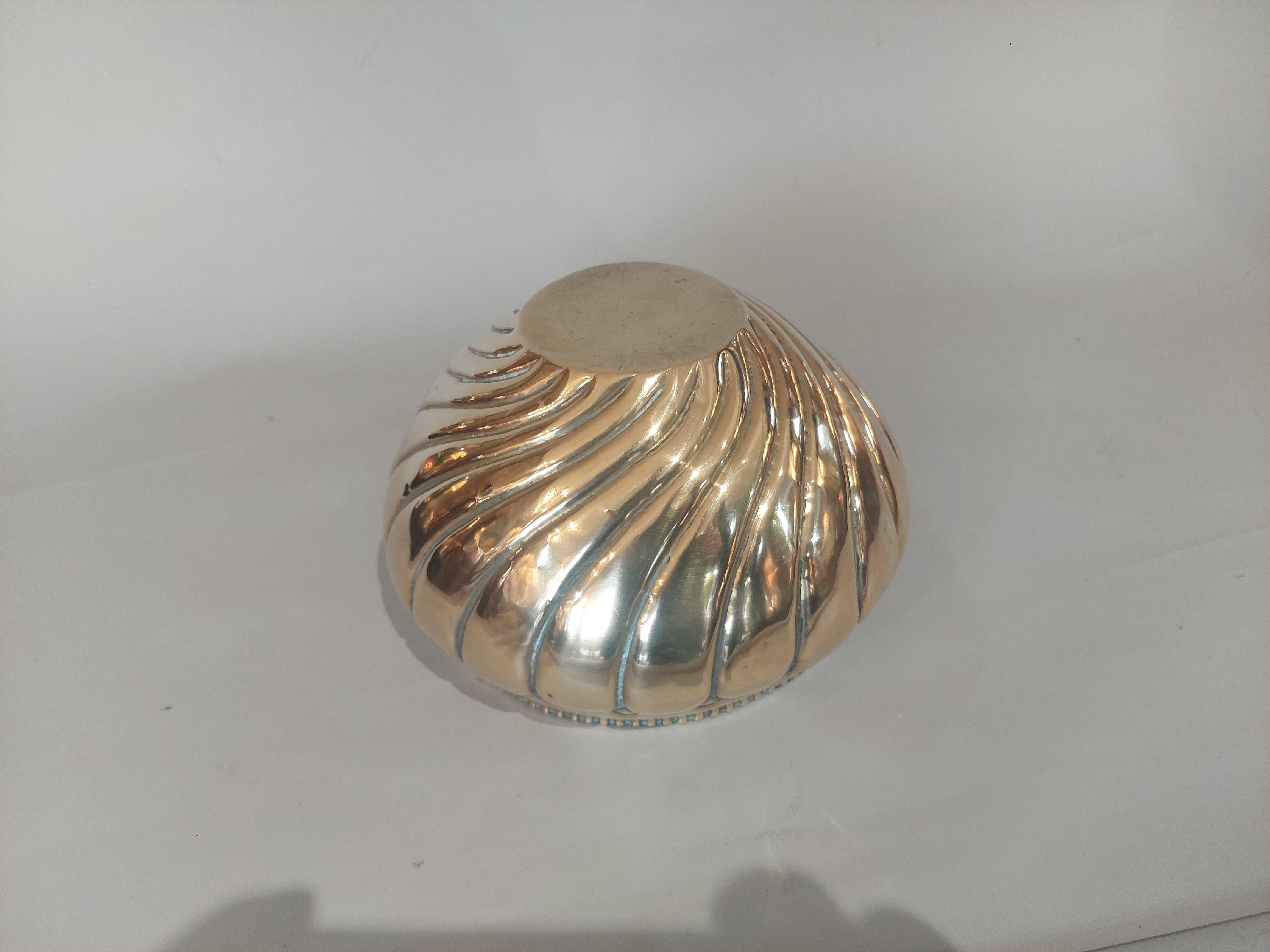 Laiton Jardinière Art Nouveau en laiton de forme stylisée en vente