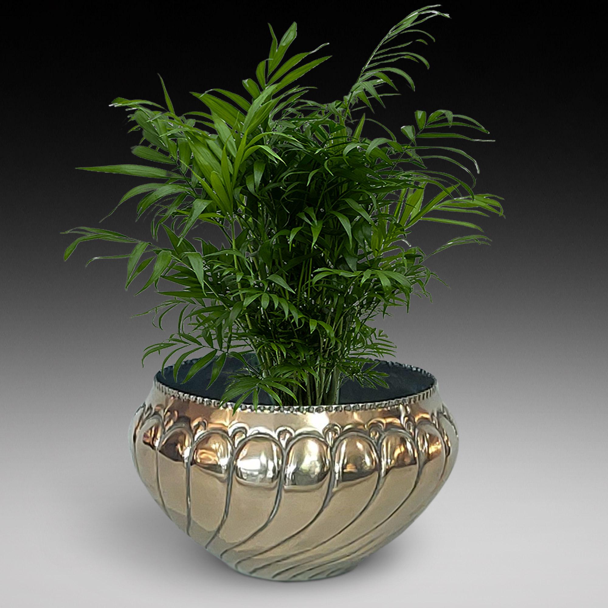 Jardinière Art Nouveau en laiton de forme stylisée en vente 1