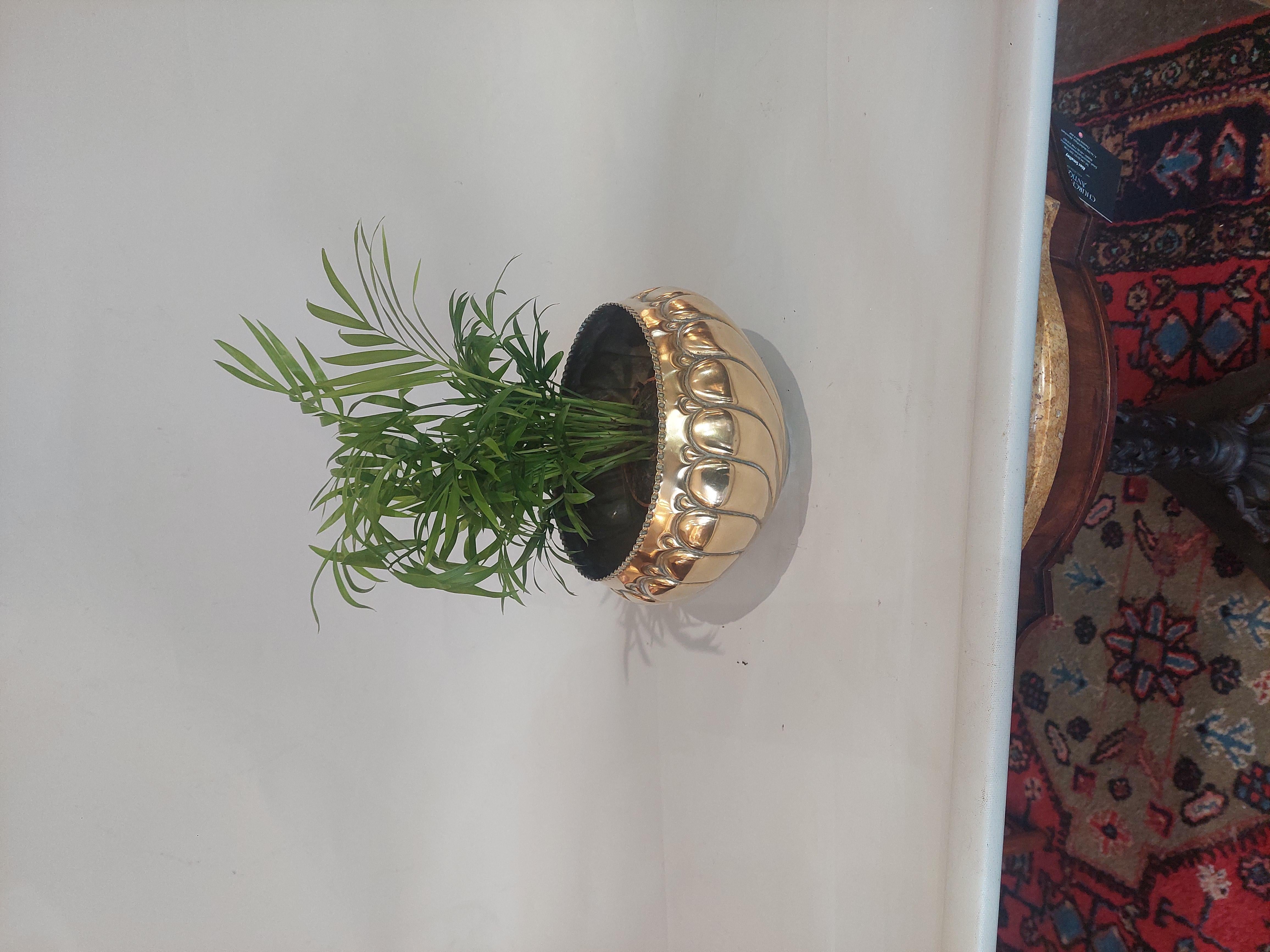 Jardinière Art Nouveau en laiton de forme stylisée en vente 2