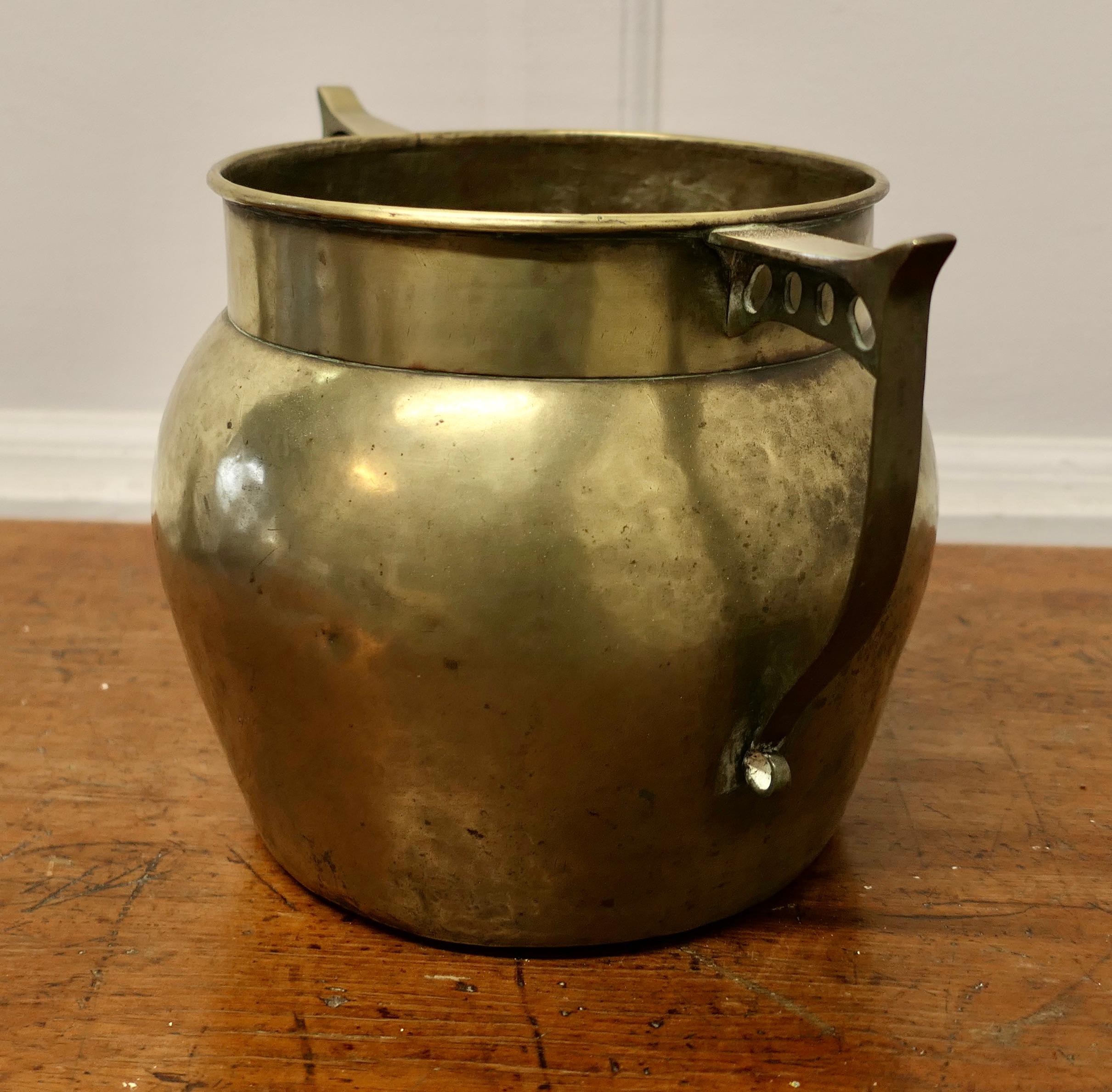 Art Nouveau Brass Planter   This is a lovely big beaten brass pot  In Good Condition For Sale In Chillerton, Isle of Wight