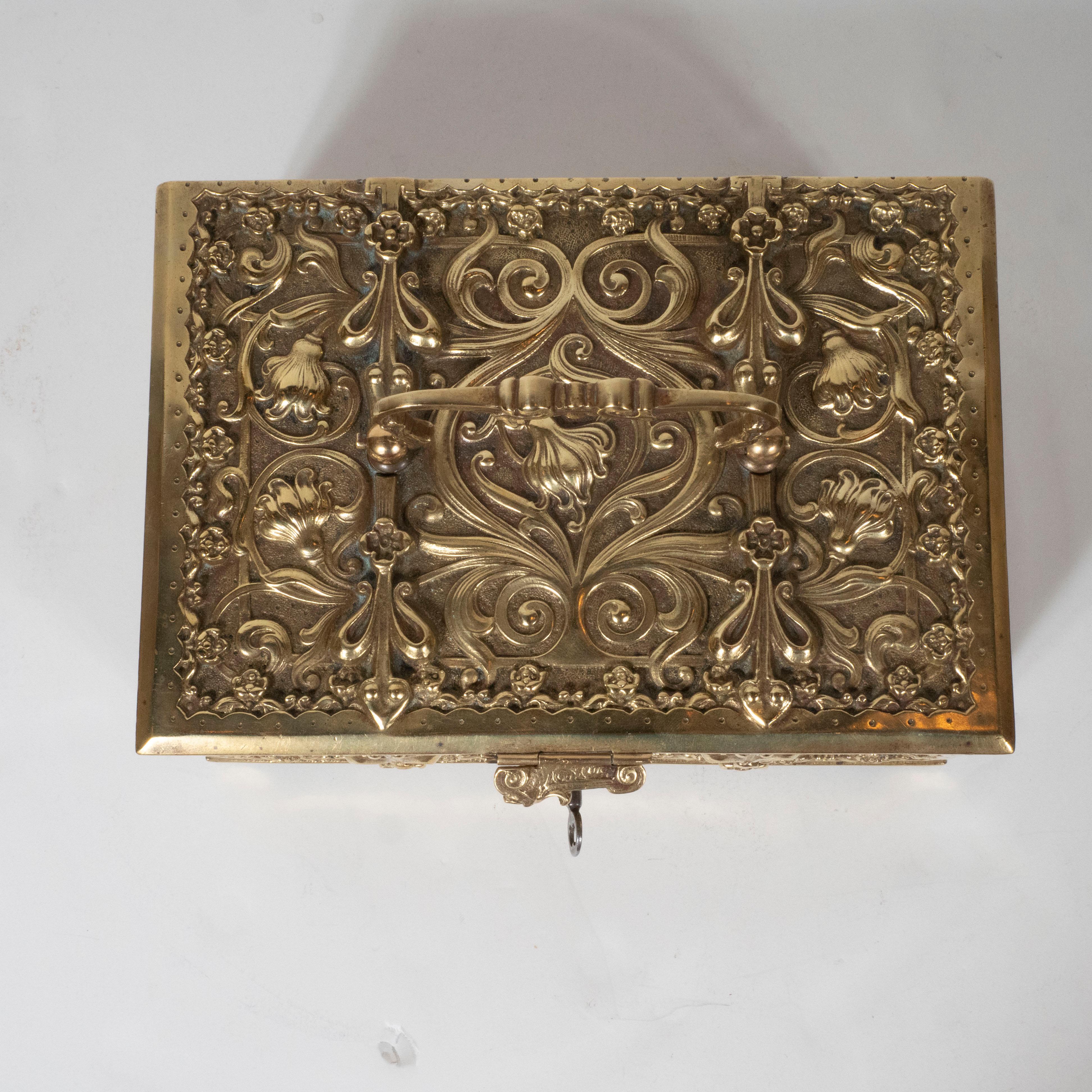 Art Nouveau Brass Repoussé Box with Stylized Fleur-de-Lis and Foliate Motifs In Excellent Condition In New York, NY