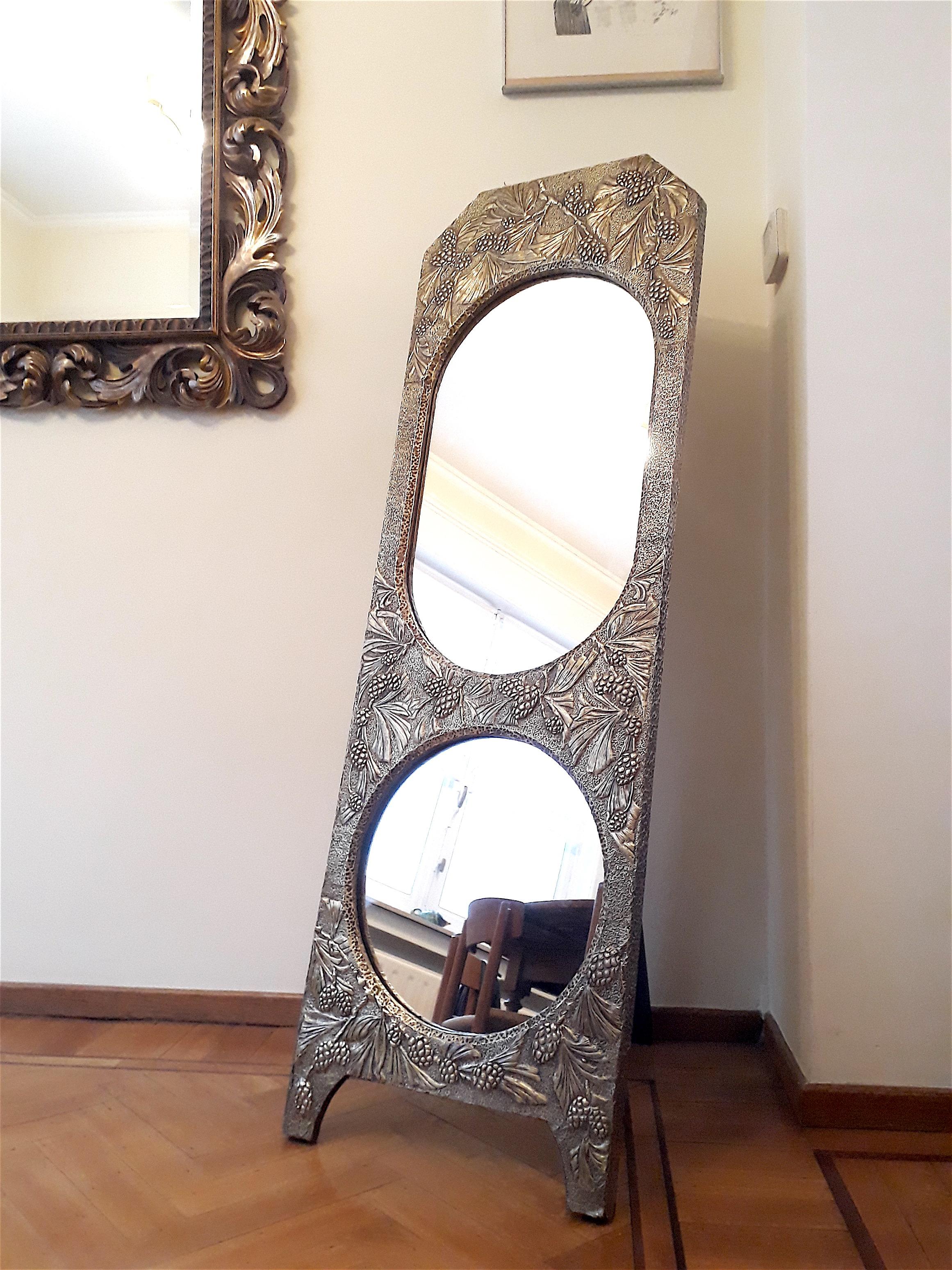 Art Nouveau Brass Repoussé Freestanding Mirror (Messing) im Angebot