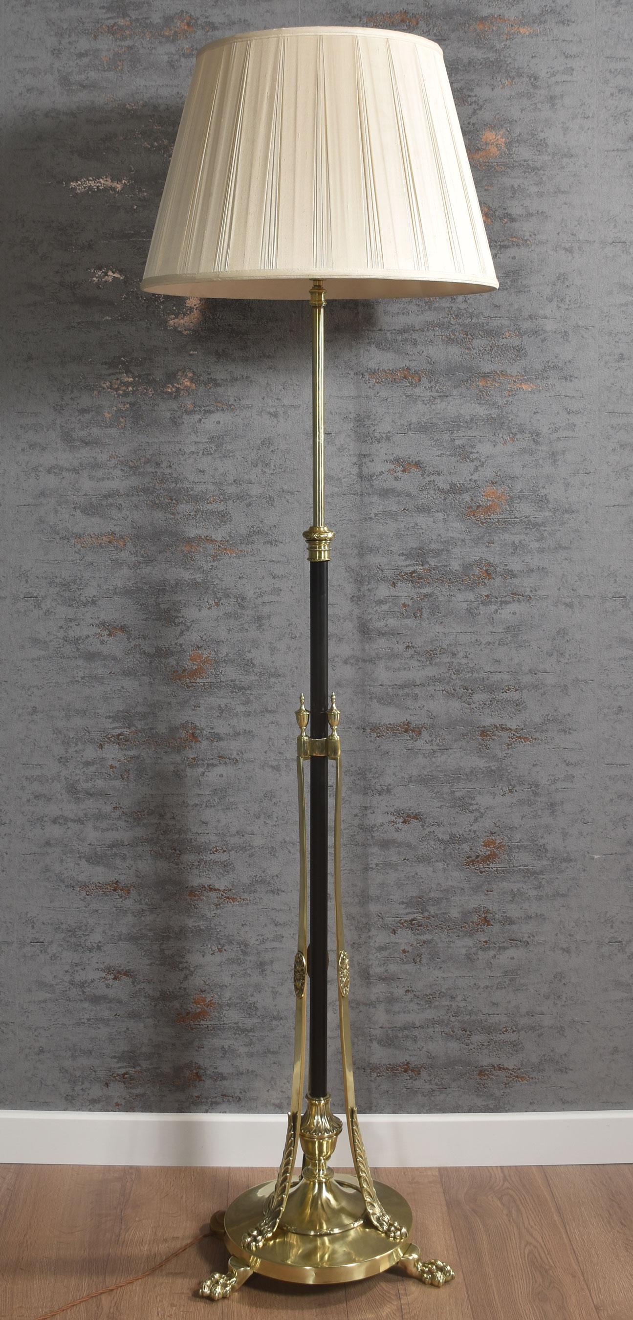 Lampe standard en laiton Art Nouveau, la colonne réglable en laiton reposant sur une base circulaire avec des supports en sangle se terminant par des pieds en forme de pattes.
Dimensions
Hauteur 52 pouces réglable jusqu'à 70,5 pouces
Largeur 19