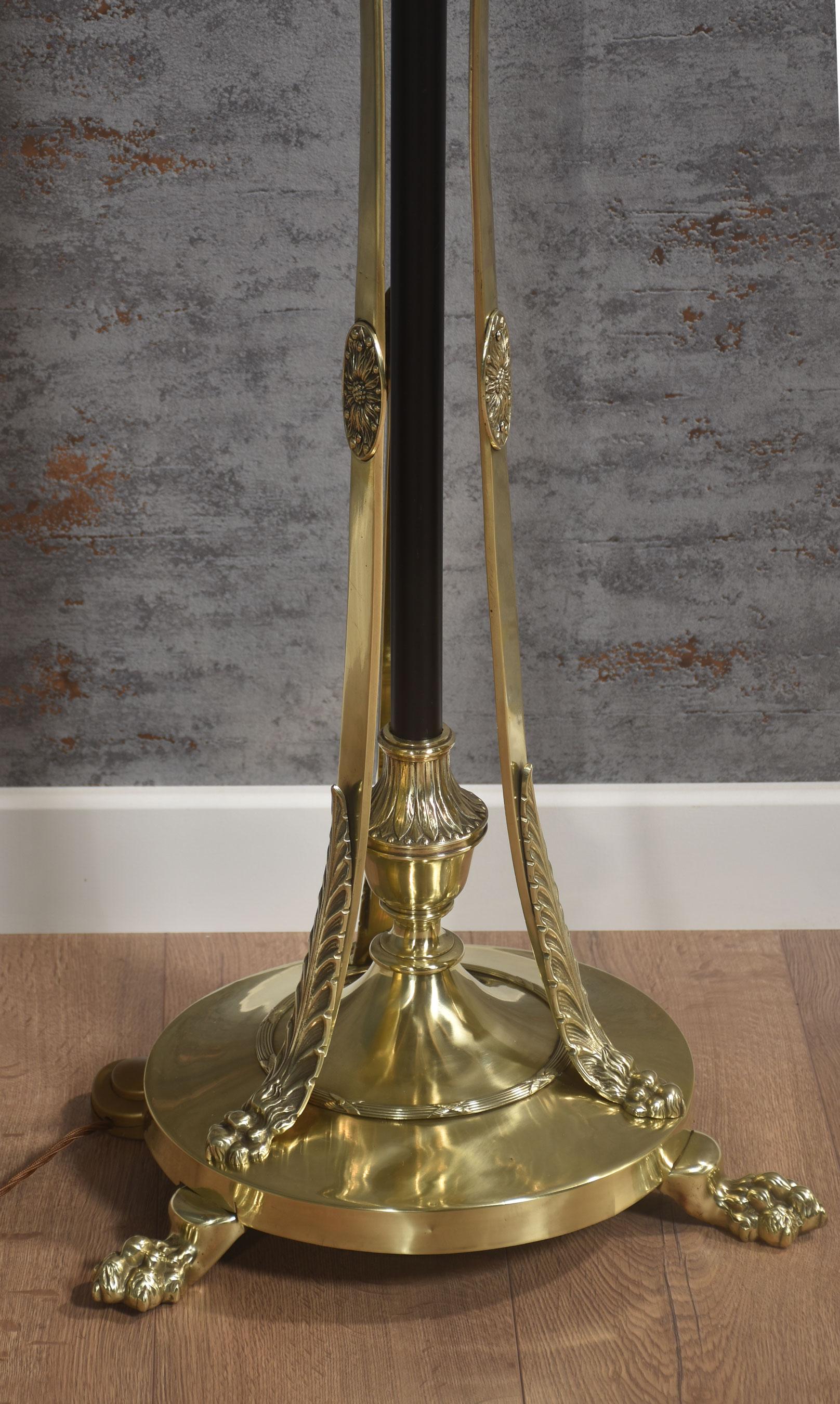 20ième siècle Lampe standard en laiton Art Nouveau en vente