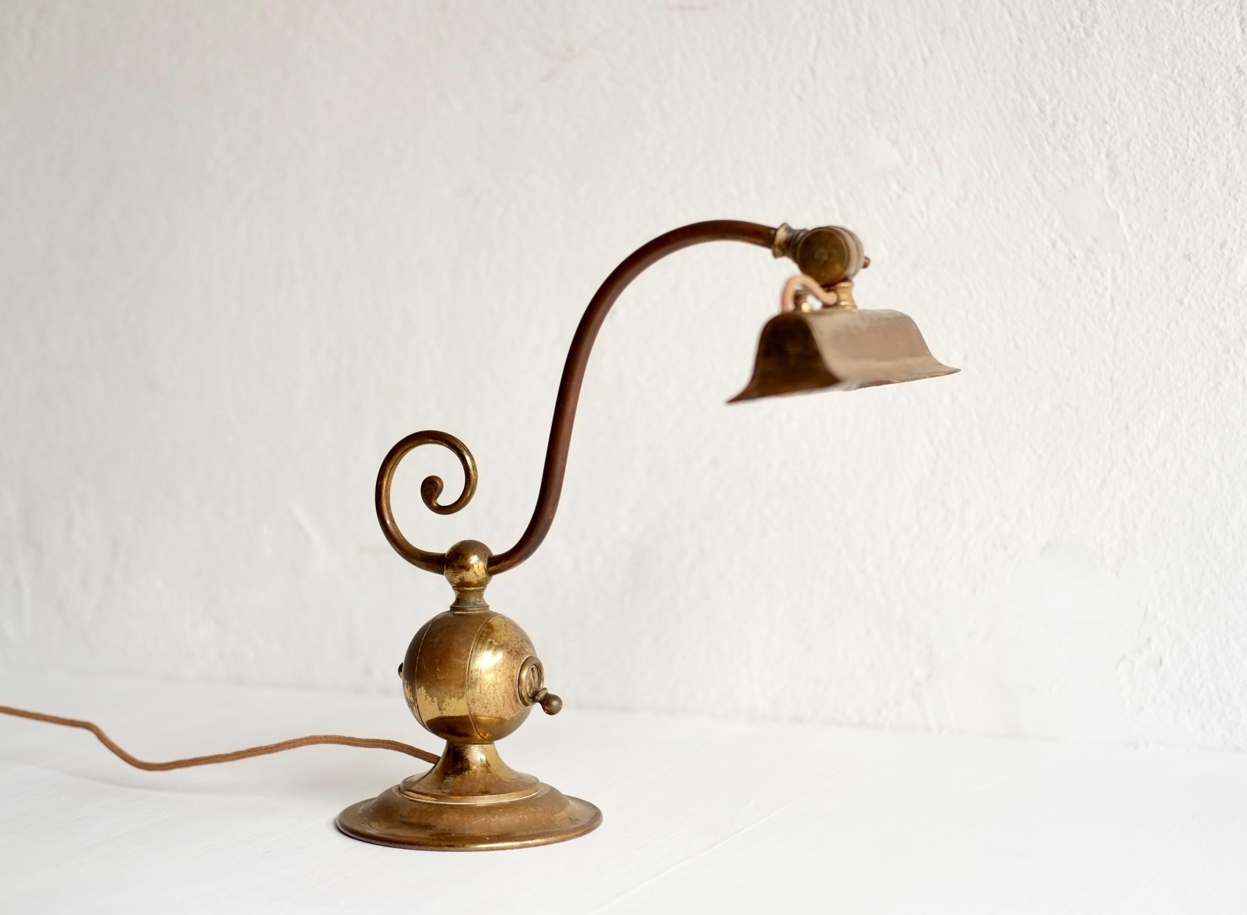 Eine elegante französische Jugendstil-Schreibtischlampe aus Messing aus dem frühen 20. 

Ausgestattet mit einem verstellbaren Schirm und einem dekorativen, geschwungenen Ende. 

H 27 B 18 T 25 cm