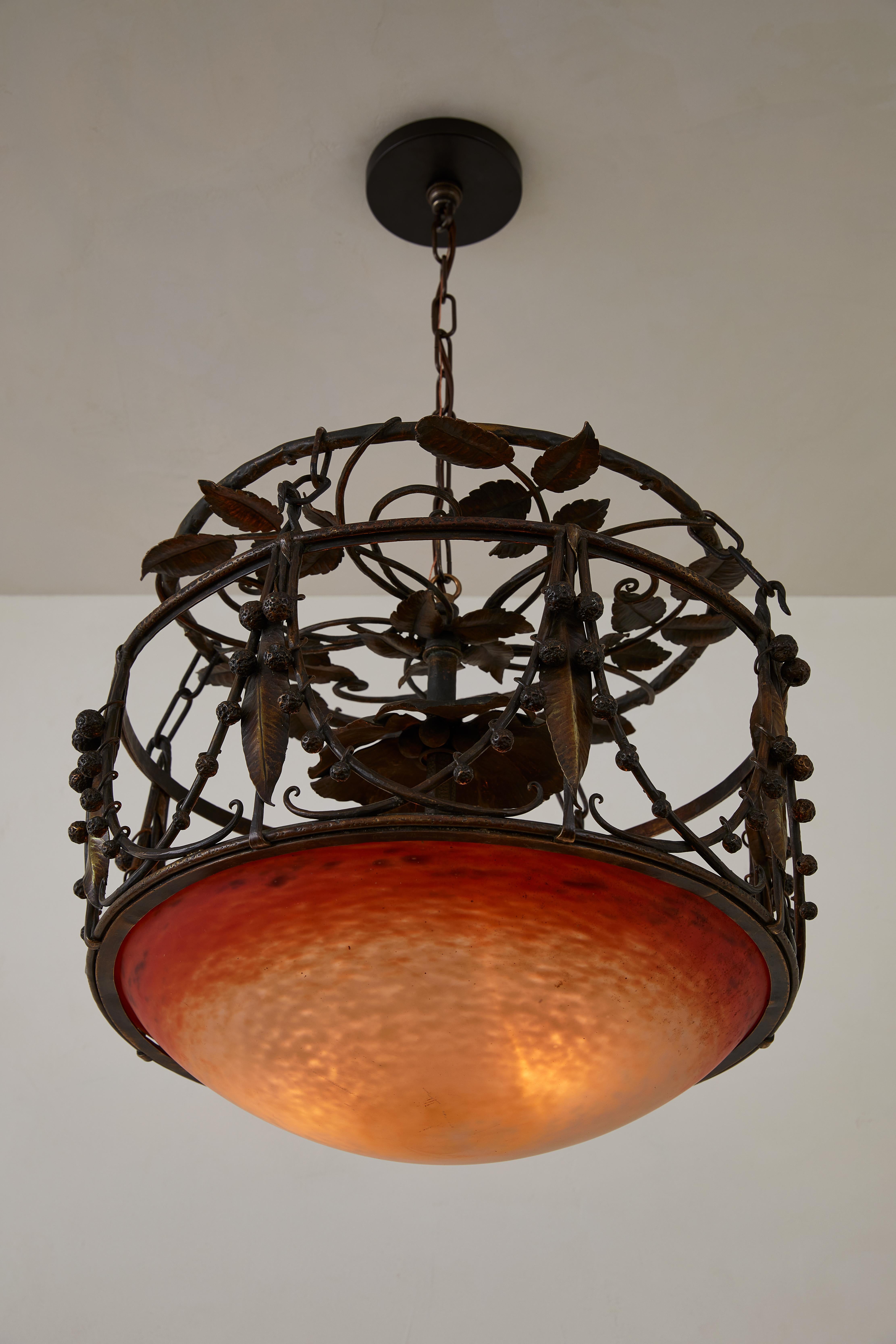 Colgante Art Nouveau Tole de latón con pantalla de cristal ámbar de Muller Frères en Bueno estado para la venta en Brooklyn, NY