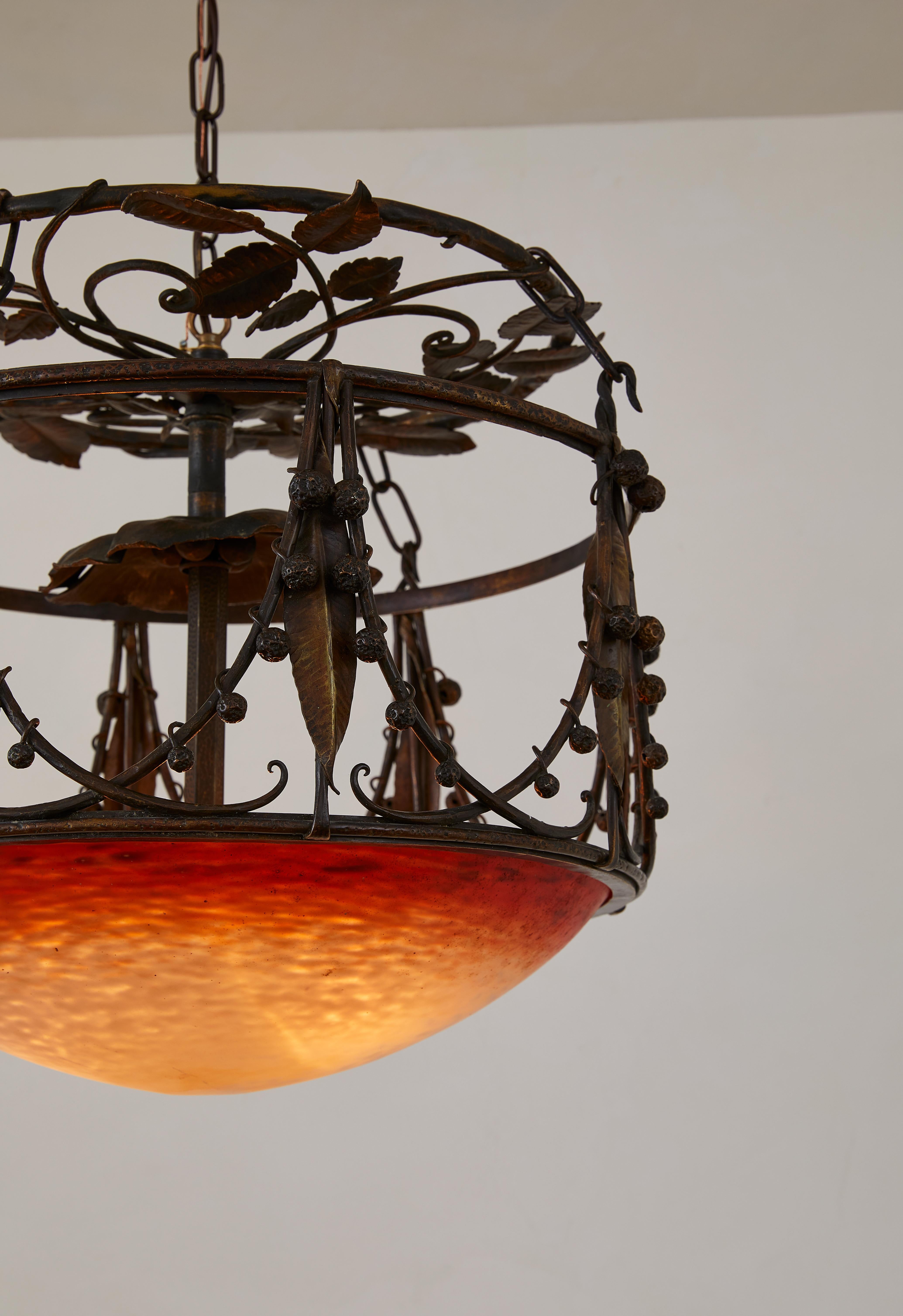Colgante Art Nouveau Tole de latón con pantalla de cristal ámbar de Muller Frères siglo XX en venta