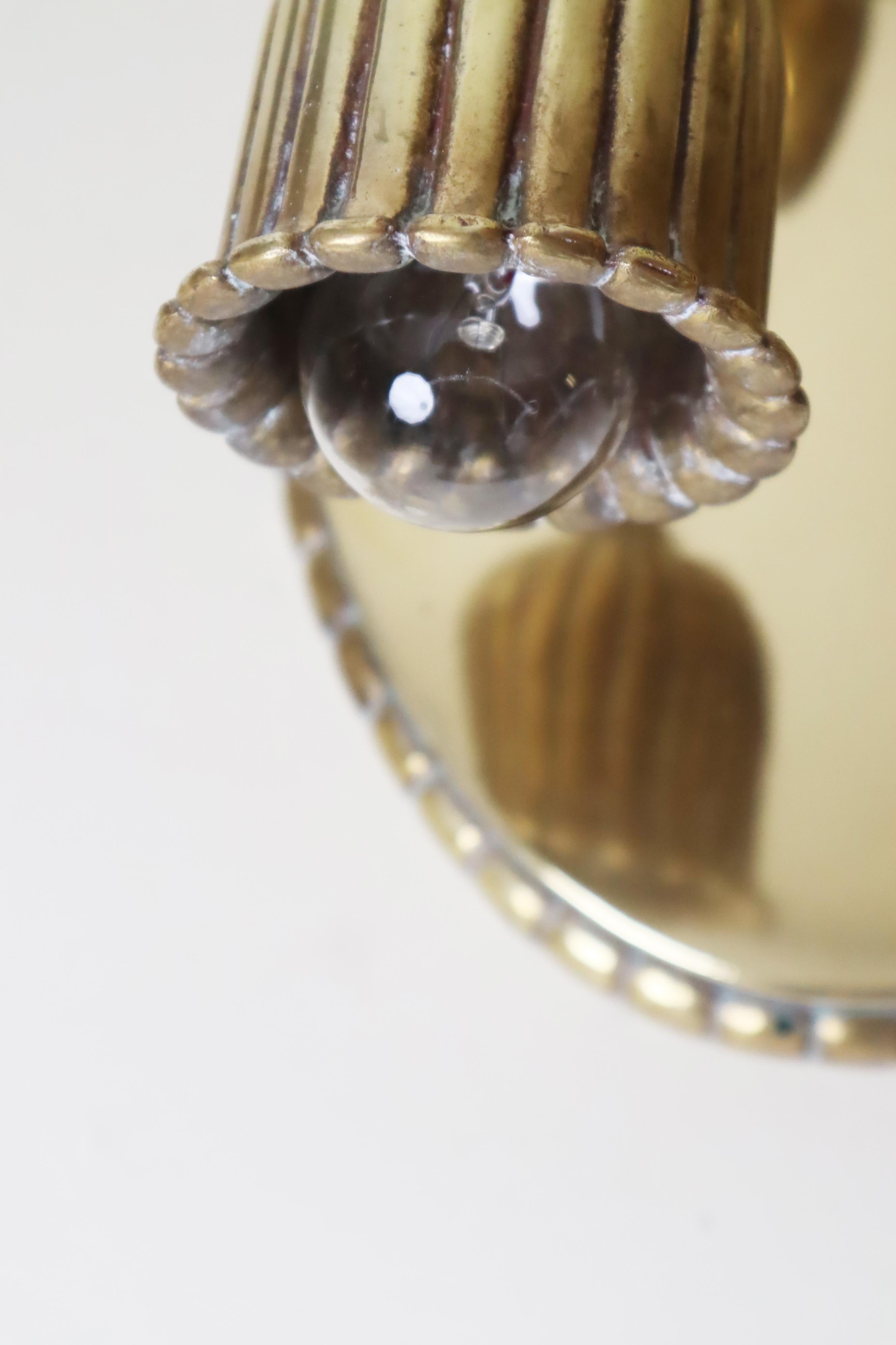 Art Nouveau Brass Wall Lamp in Bellflower shape Attributed to Dagobert Peche For Sale 4