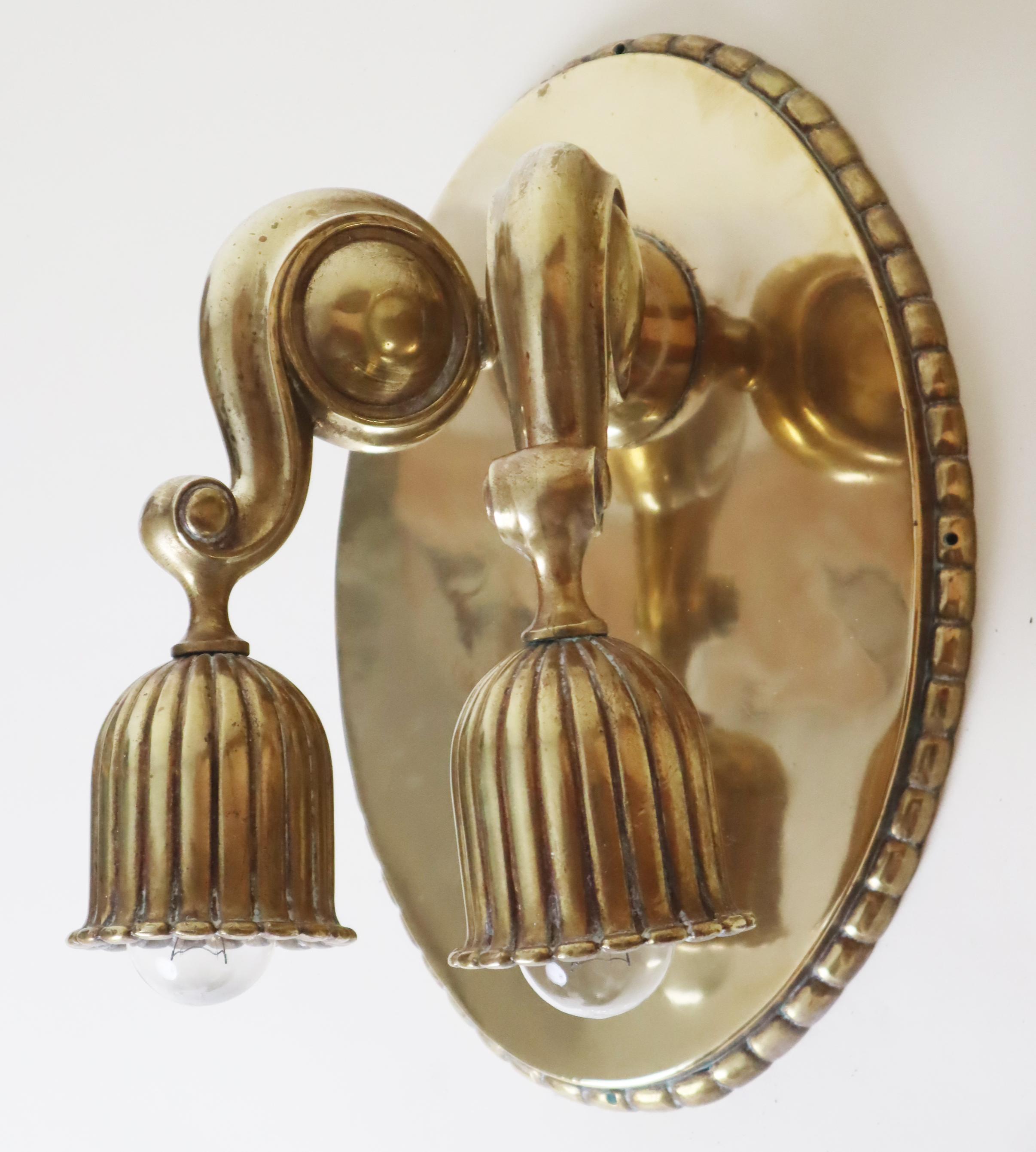 Art Nouveau Brass Wall Lamp in Bellflower shape Attributed to Dagobert Peche For Sale 6