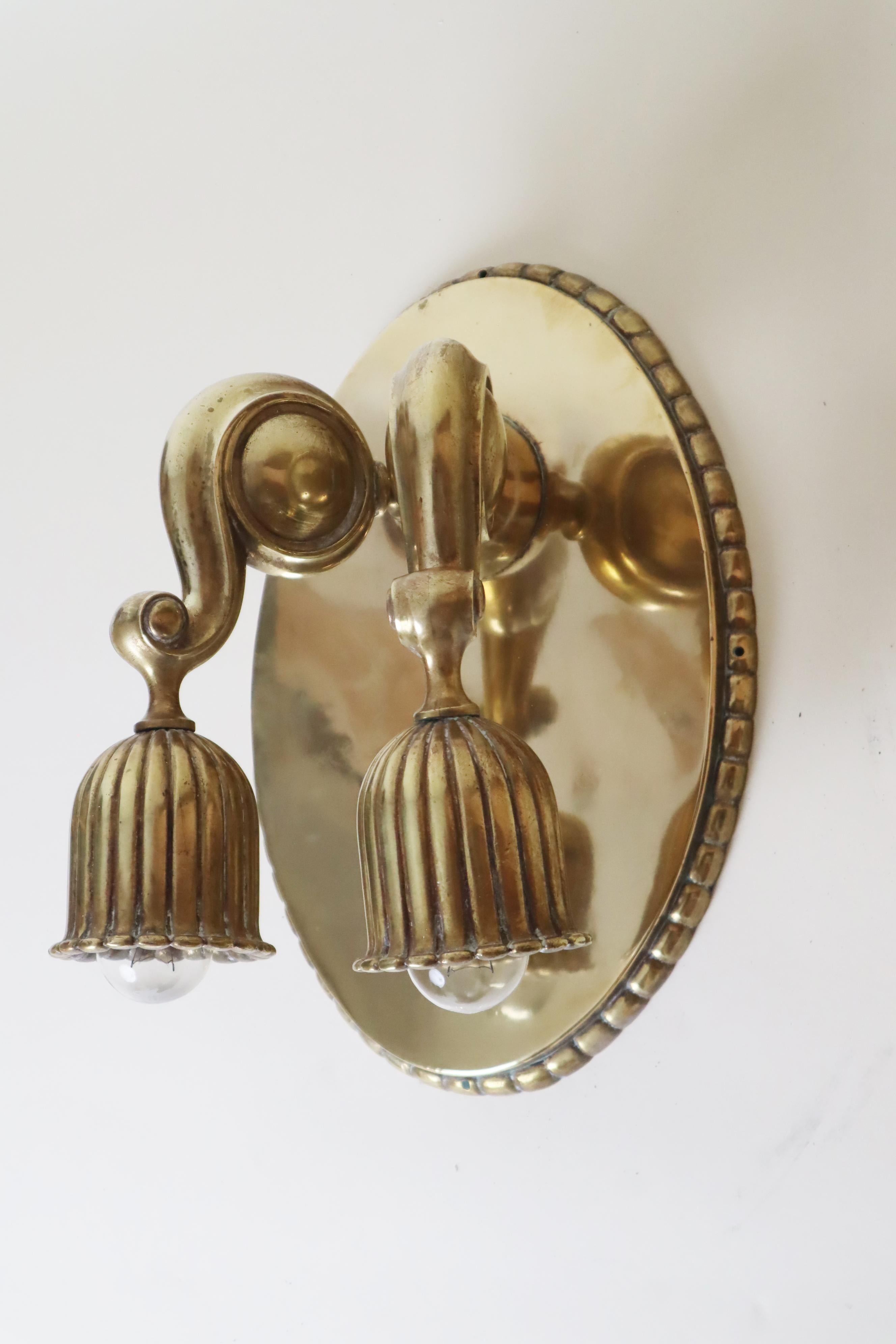 Art Nouveau Brass Wall Lamp in Bellflower shape Attributed to Dagobert Peche For Sale 7