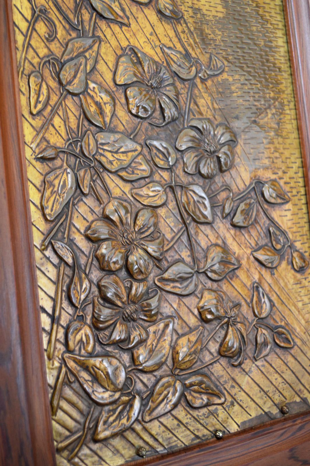 Art Nouveau Brassware Panel, Flowers Under a Sunbeam, 1900s In Good Condition For Sale In L'Etang, FR