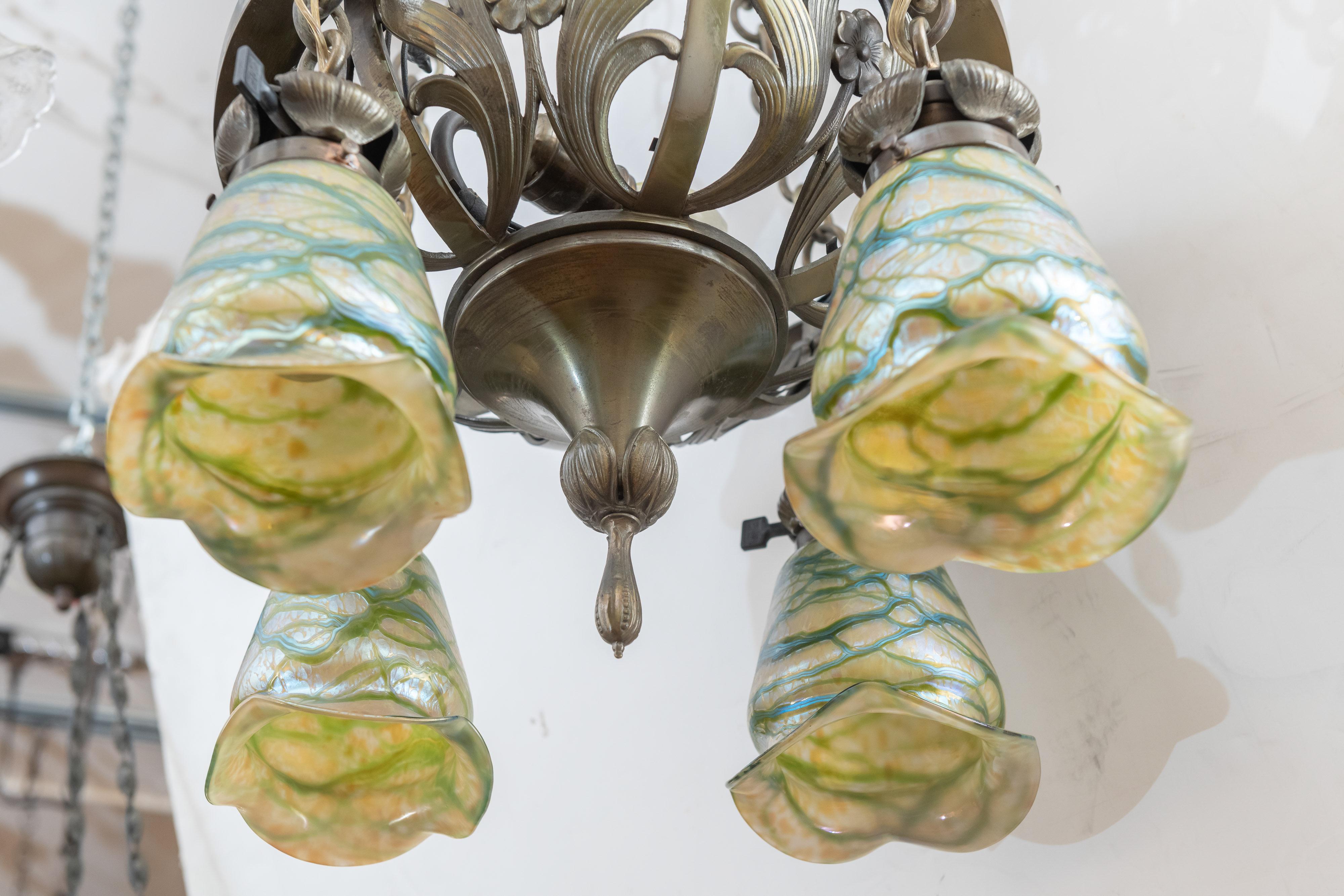 Art Nouveau Bronze 4-Arm Chandelier with 4 Hand Blown Glass Shades, circa 1900 (20. Jahrhundert)