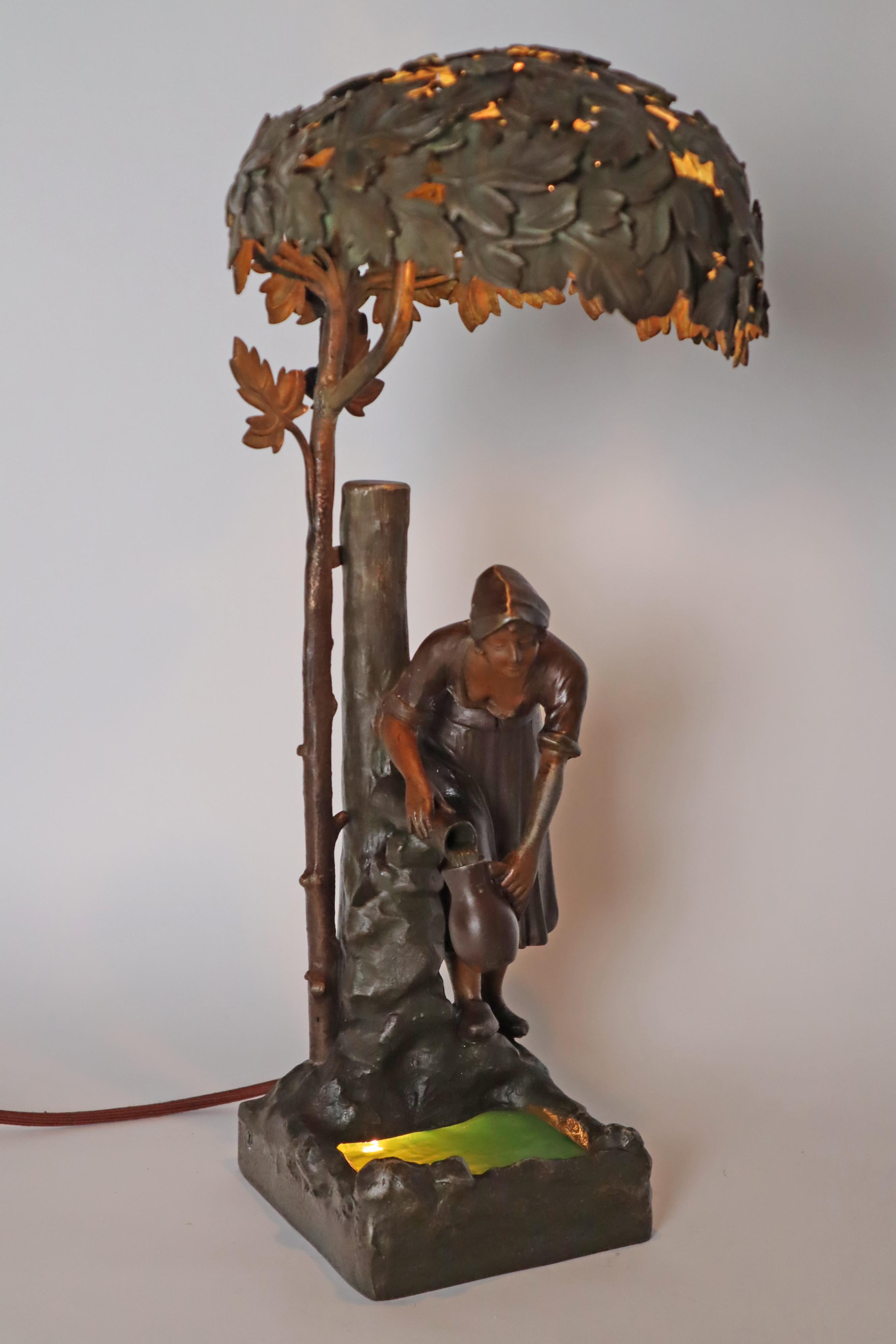 Art Nouveau Lámpara de sobremesa de bronce y metal fundido Mujer en la fuente del bosque en venta 4
