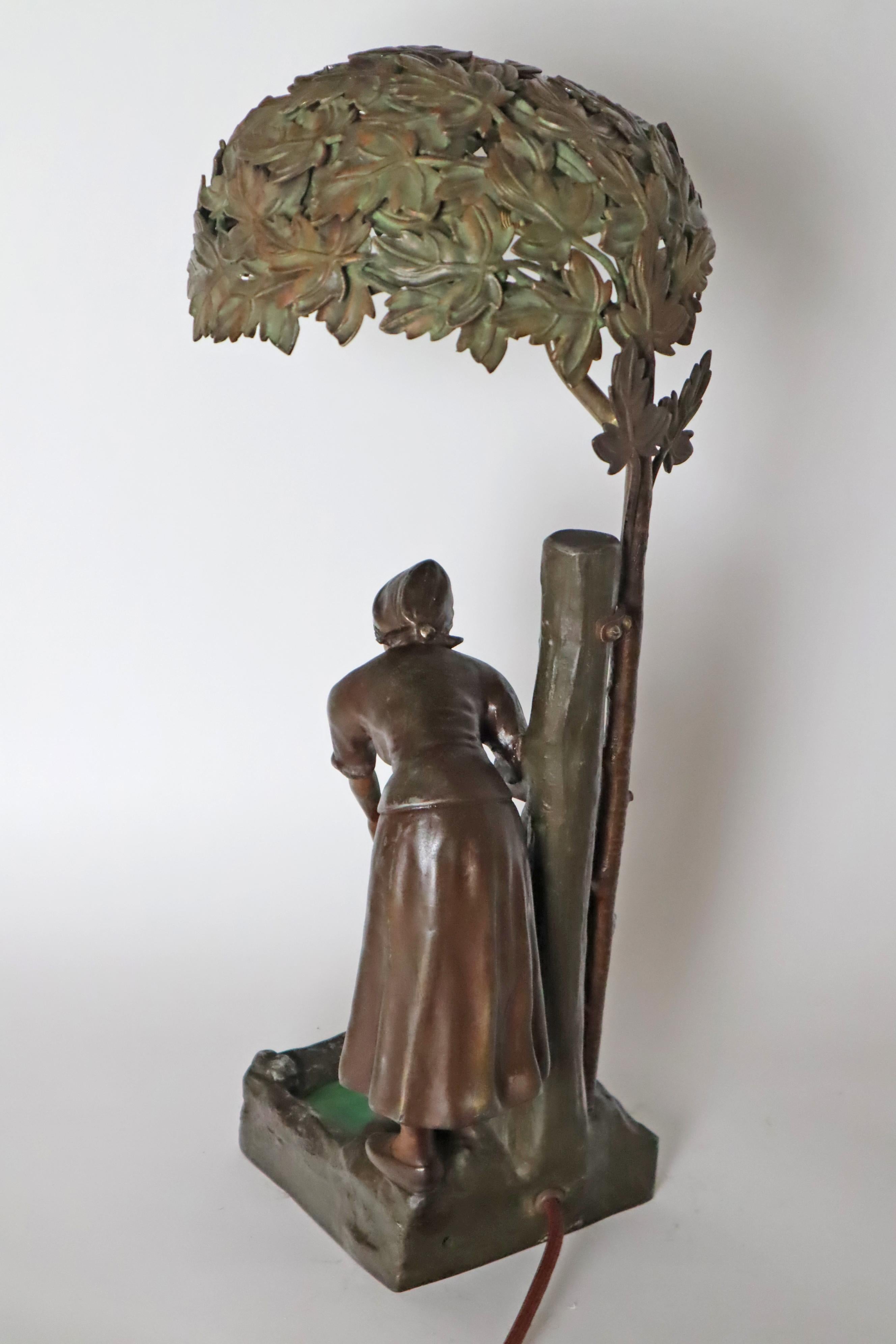 Art Nouveau Lámpara de sobremesa de bronce y metal fundido Mujer en la fuente del bosque en venta 8