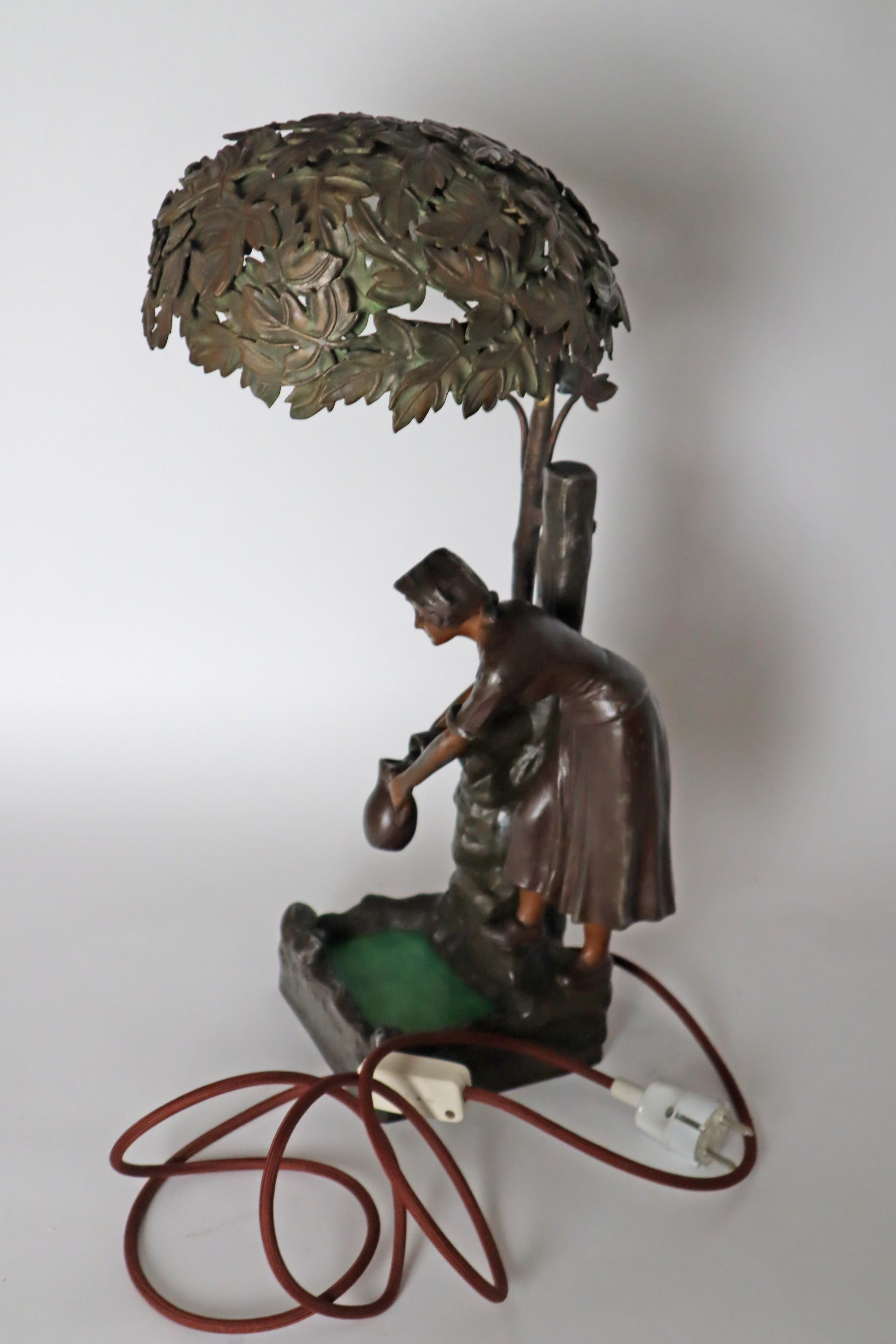 Art Nouveau Lámpara de sobremesa de bronce y metal fundido Mujer en la fuente del bosque en venta 11
