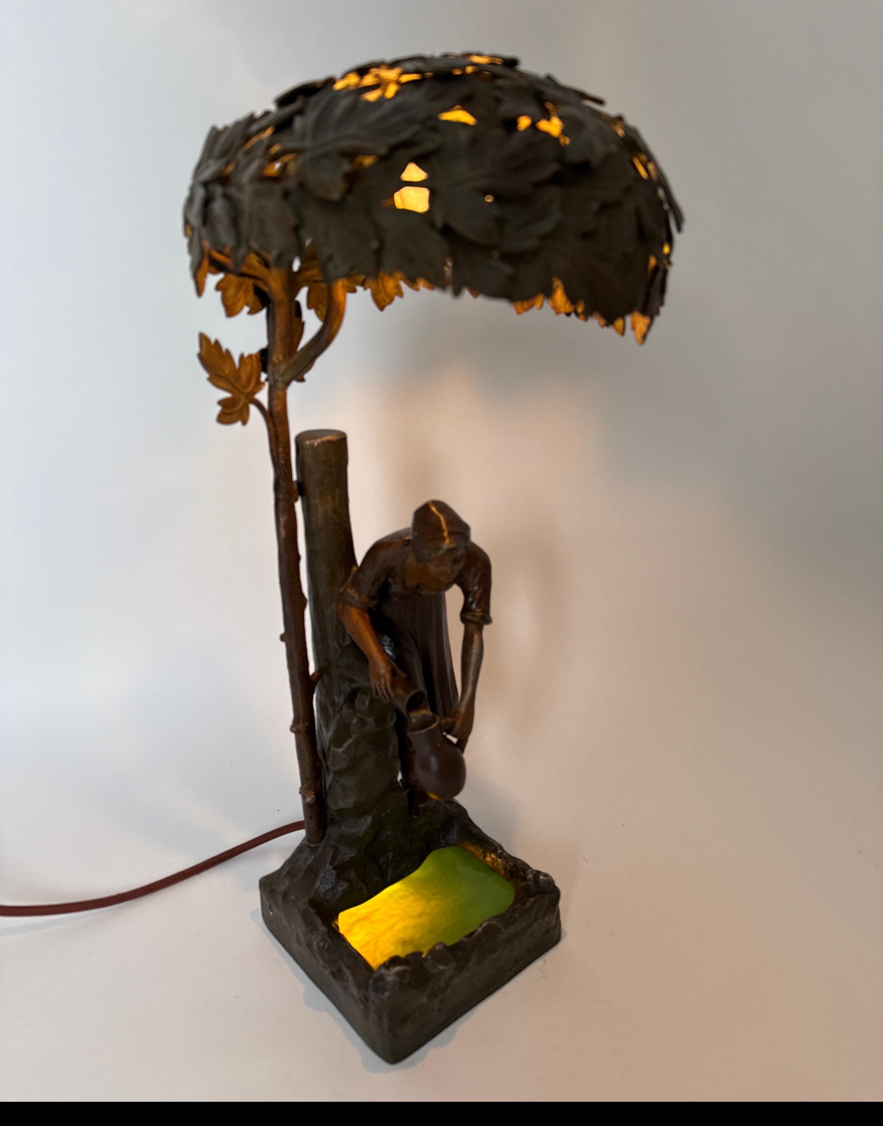 Art Nouveau Lámpara de sobremesa de bronce y metal fundido Mujer en la fuente del bosque Bronceado en venta