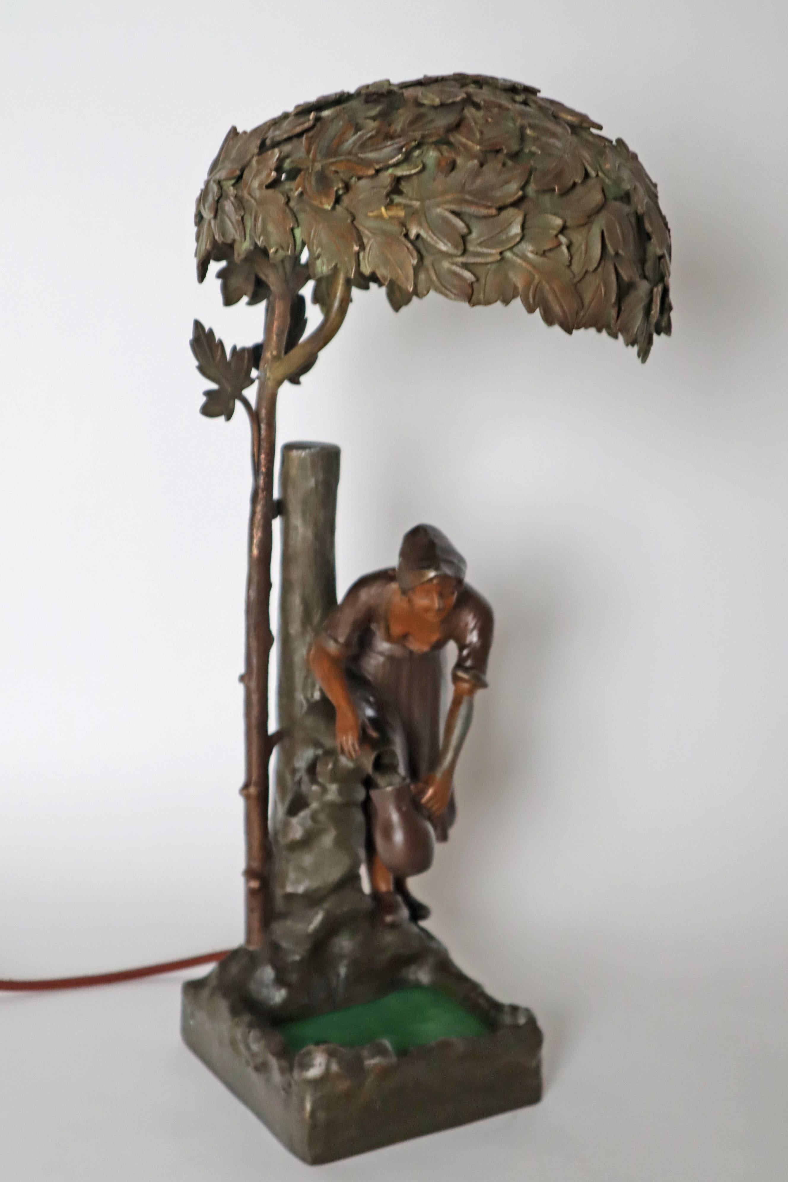 Art Nouveau Lámpara de sobremesa de bronce y metal fundido Mujer en la fuente del bosque Metal en venta