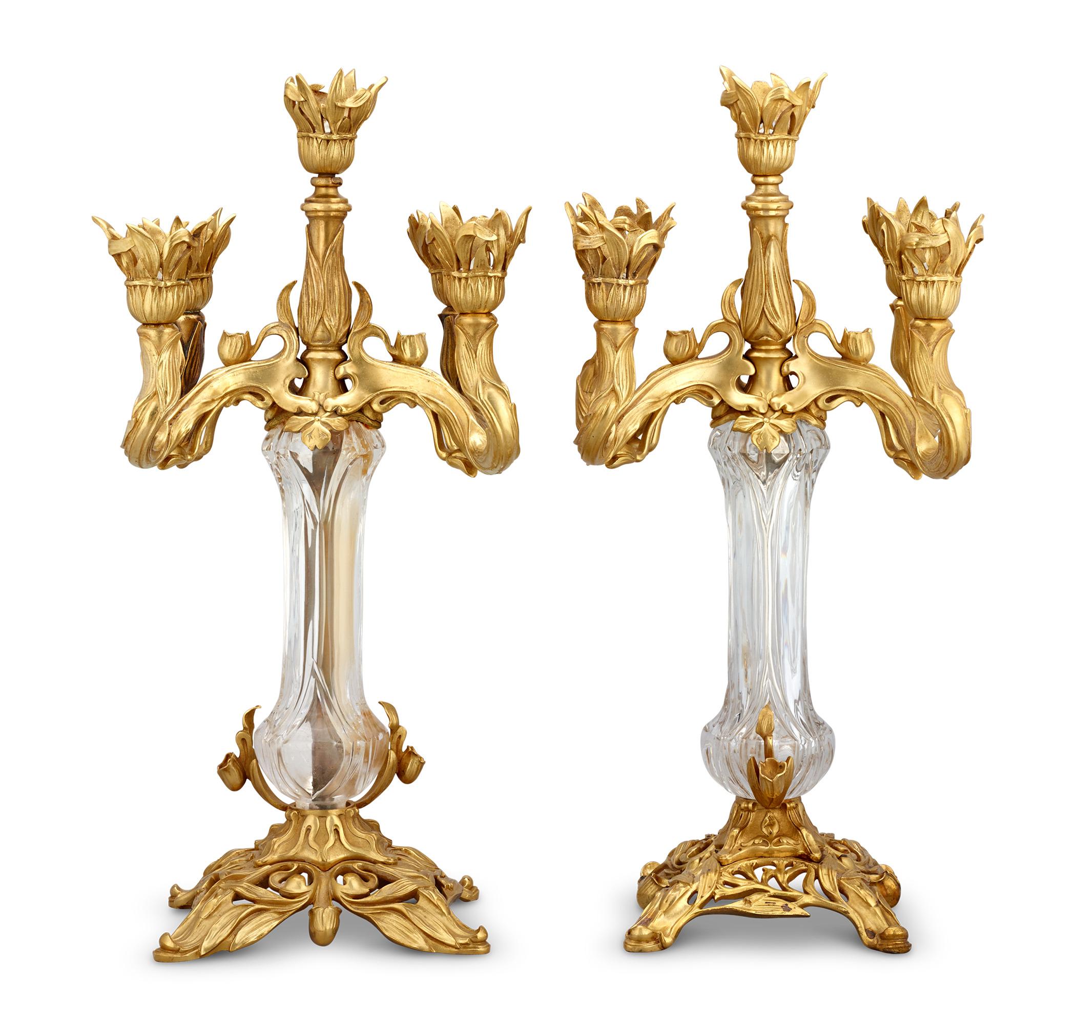 Coppia di candelabri in cristallo e bronzo dorato
Baccarat
Circa 1900

Una squisita coppia di candelabri Art Nouveau Baccarat in cristallo e bronzo dorato, questi capolavori a cinque luci incarnano l'eleganza fluida e l'ispirazione naturalistica