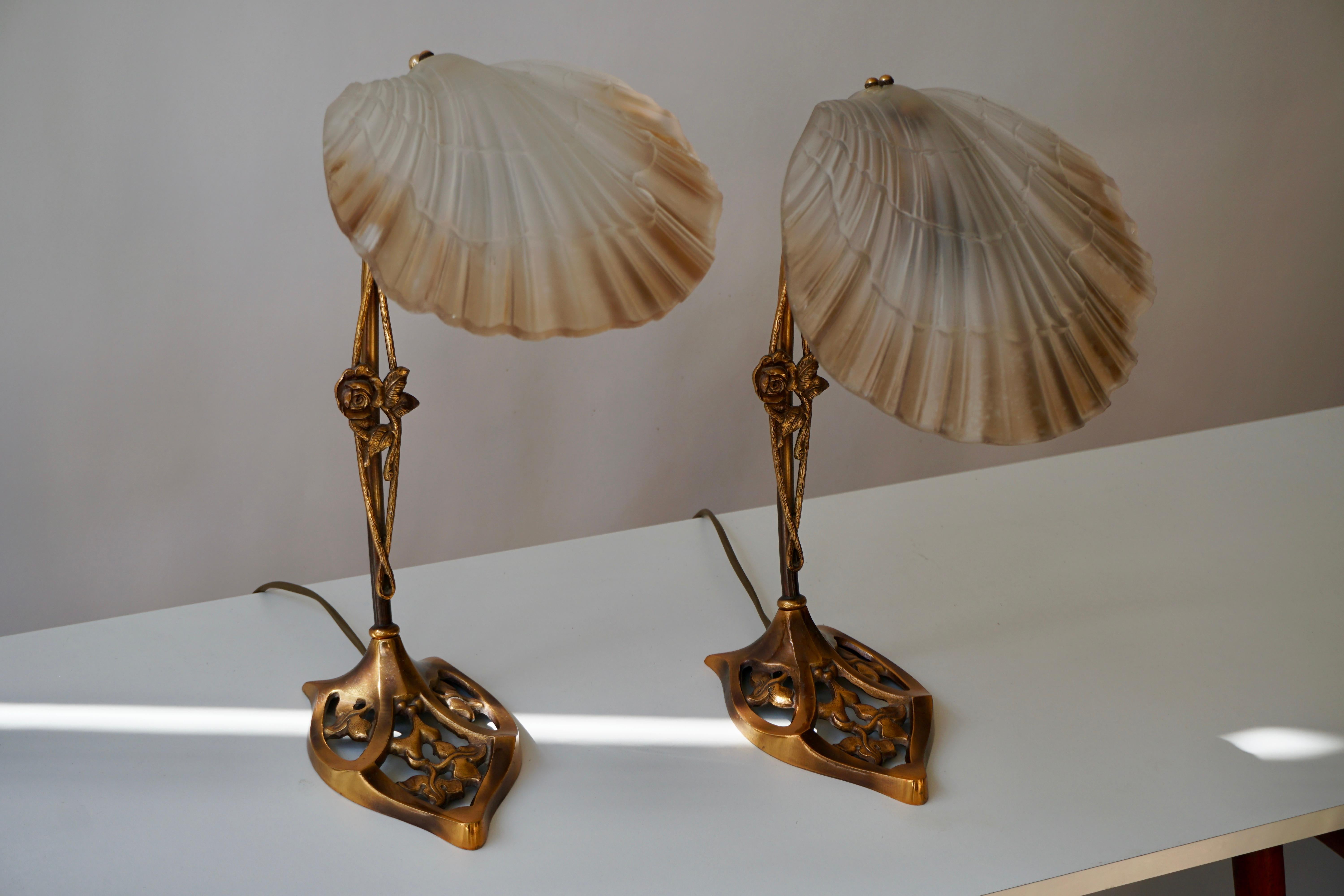 French Art Nouveau style / Deco table / desk lamp in glass and solid bronze.