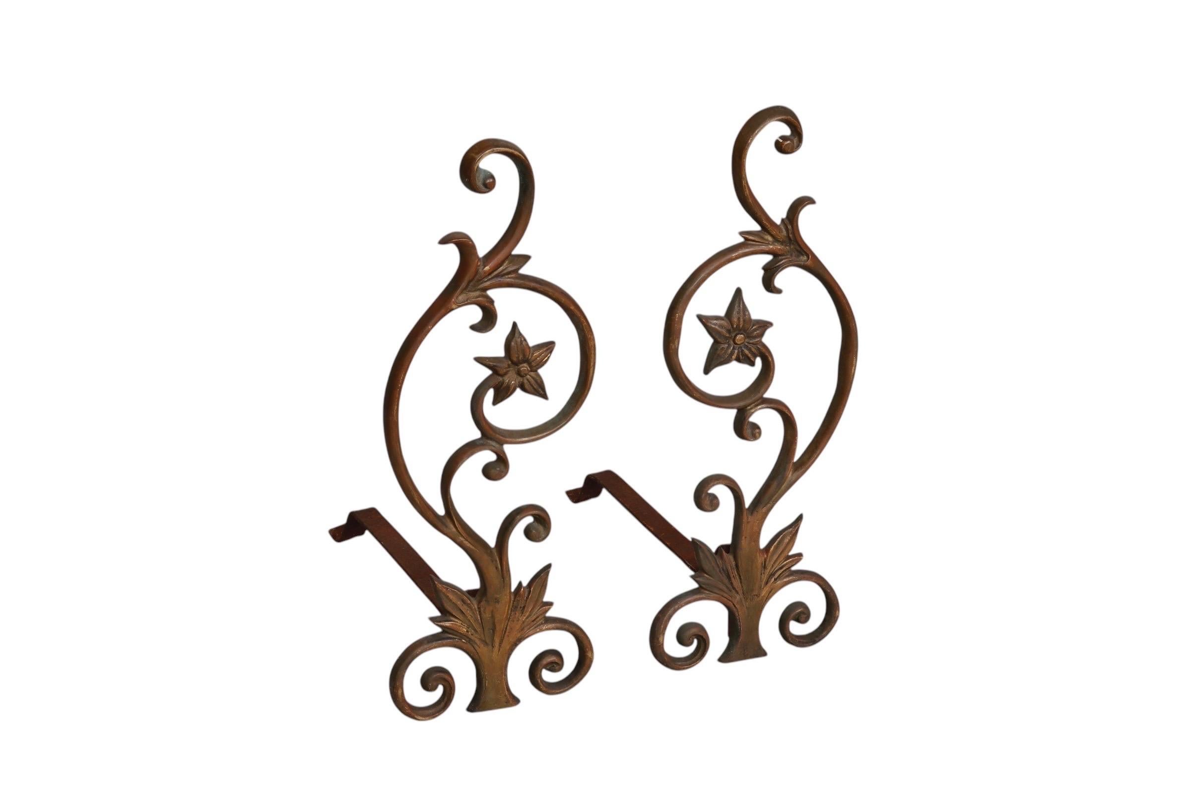 Ein Paar Bronze-Andirons aus der Zeit des Jugendstils. Große C-Rollen sind jeweils mit einer fünfzackigen Blume und Grashalmen an der Basis geschmückt. Abmessungen pro Bügeleisen.
